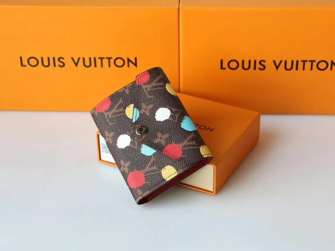 P130 M81865 This LV x YK Victorine wallet is from the Louis Vuitton x Yayoi Kusama collaboration series. The polka dot pattern has been throughout the Japanese artist's creative career. This time, it appears on Monogram canvas through silk screen printing technology, as if it were hand-painted, sublimating functional design with artistic flavor. Size: 12 x 9.5 x 1.5cm