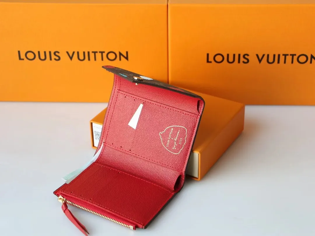 P130 M81865 This LV x YK Victorine wallet is from the Louis Vuitton x Yayoi Kusama collaboration series. The polka dot pattern has been throughout the Japanese artist's creative career. This time, it appears on Monogram canvas through silk screen printing technology, as if it were hand-painted, sublimating functional design with artistic flavor. Size: 12 x 9.5 x 1.5cm