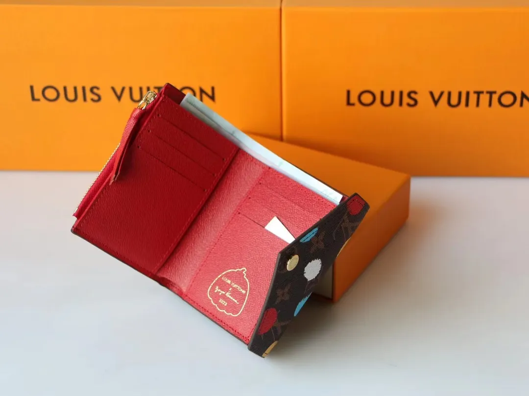 P130 M81865 This LV x YK Victorine wallet is from the Louis Vuitton x Yayoi Kusama collaboration series. The polka dot pattern has been throughout the Japanese artist's creative career. This time, it appears on Monogram canvas through silk screen printing technology, as if it were hand-painted, sublimating functional design with artistic flavor. Size: 12 x 9.5 x 1.5cm