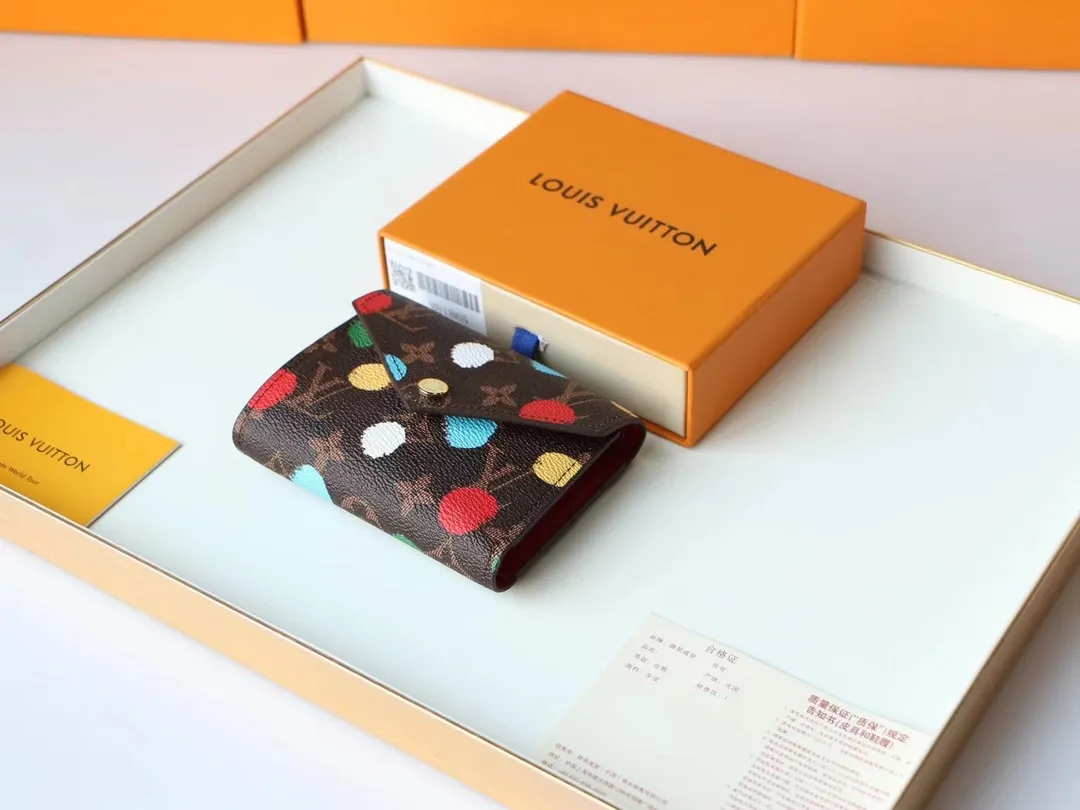 P130 M81865 This LV x YK Victorine wallet is from the Louis Vuitton x Yayoi Kusama collaboration series. The polka dot pattern has been throughout the Japanese artist's creative career. This time, it appears on Monogram canvas through silk screen printing technology, as if it were hand-painted, sublimating functional design with artistic flavor. Size: 12 x 9.5 x 1.5cm