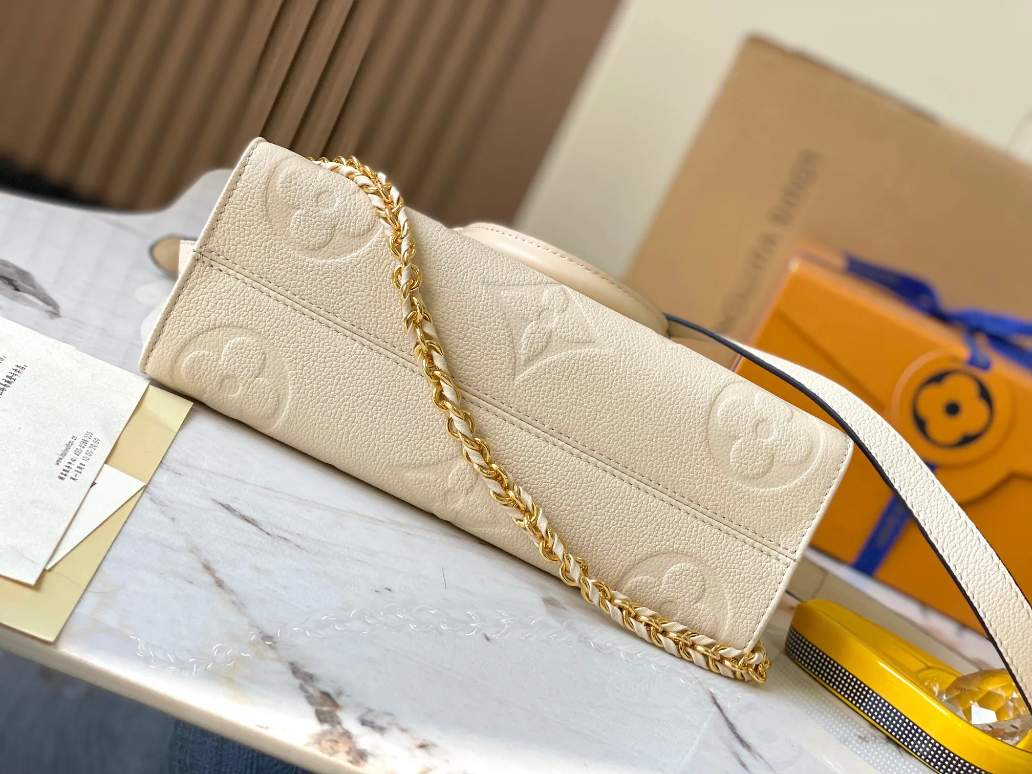 P1440 [Original leather 💋 M23698 milk white] [OnTheGo East West handbag] Introducing the design of Ays OnTheGo small tote bag, using Monogram Empreinte leather to reinterpret the ample configuration of East West. The Giant Monogram is embossed on the leather body, and the neat interior can store daily necessities. The top handle and removable leather chain strap allow for multiple carry options.  Dimensions: 25.0 x 13.0 x 10.0 cmP