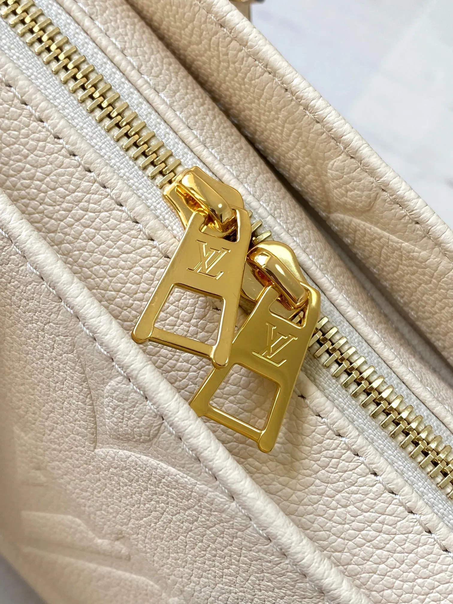 P1440 [Original leather 💋 M23698 milk white] [OnTheGo East West handbag] Introducing the design of Ays OnTheGo small tote bag, using Monogram Empreinte leather to reinterpret the ample configuration of East West. The Giant Monogram is embossed on the leather body, and the neat interior can store daily necessities. The top handle and removable leather chain strap allow for multiple carry options.  Dimensions: 25.0 x 13.0 x 10.0 cmP
