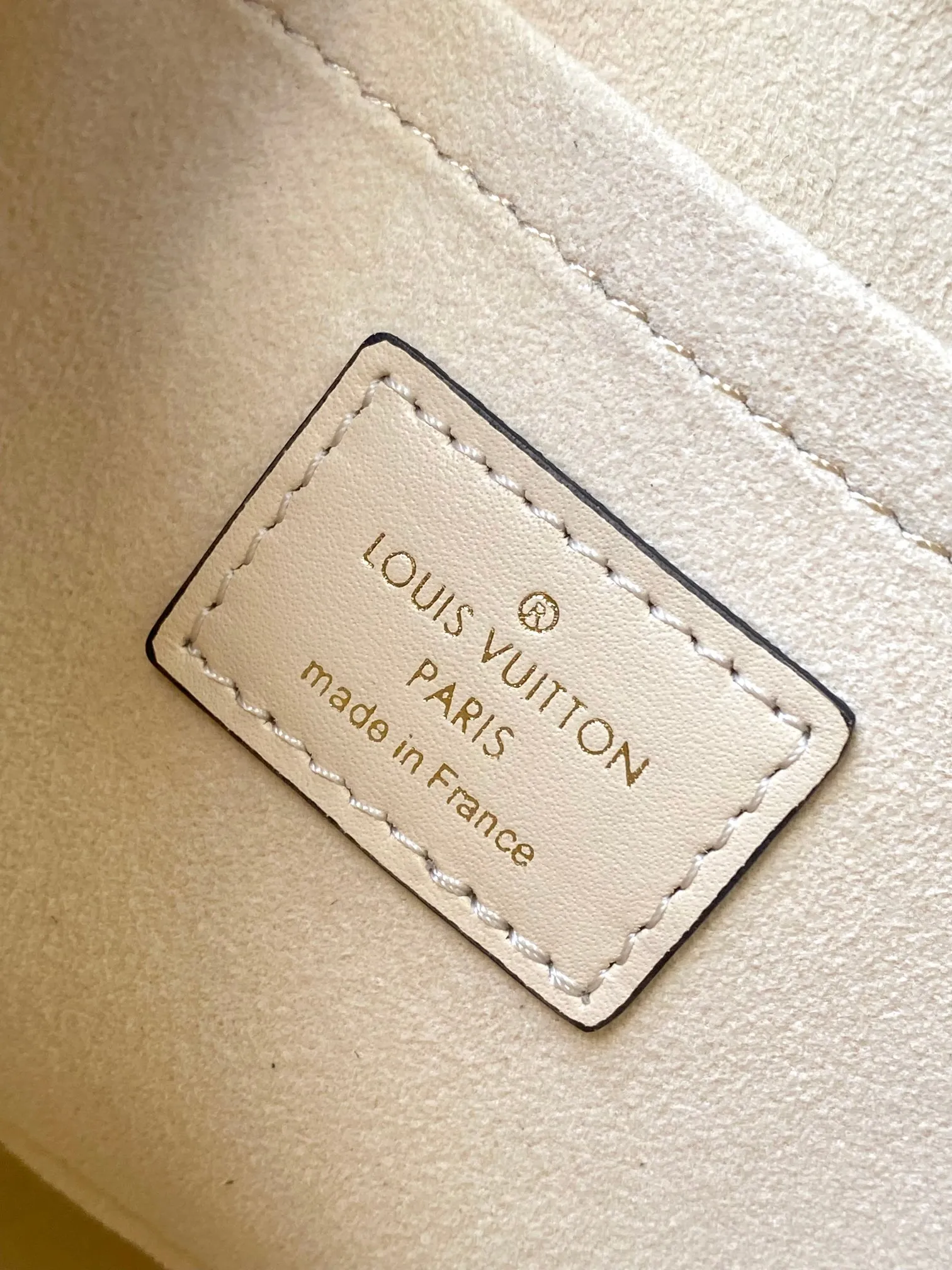 P1440 [Original leather 💋 M23698 milk white] [OnTheGo East West handbag] Introducing the design of Ays OnTheGo small tote bag, using Monogram Empreinte leather to reinterpret the ample configuration of East West. The Giant Monogram is embossed on the leather body, and the neat interior can store daily necessities. The top handle and removable leather chain strap allow for multiple carry options.  Dimensions: 25.0 x 13.0 x 10.0 cmP