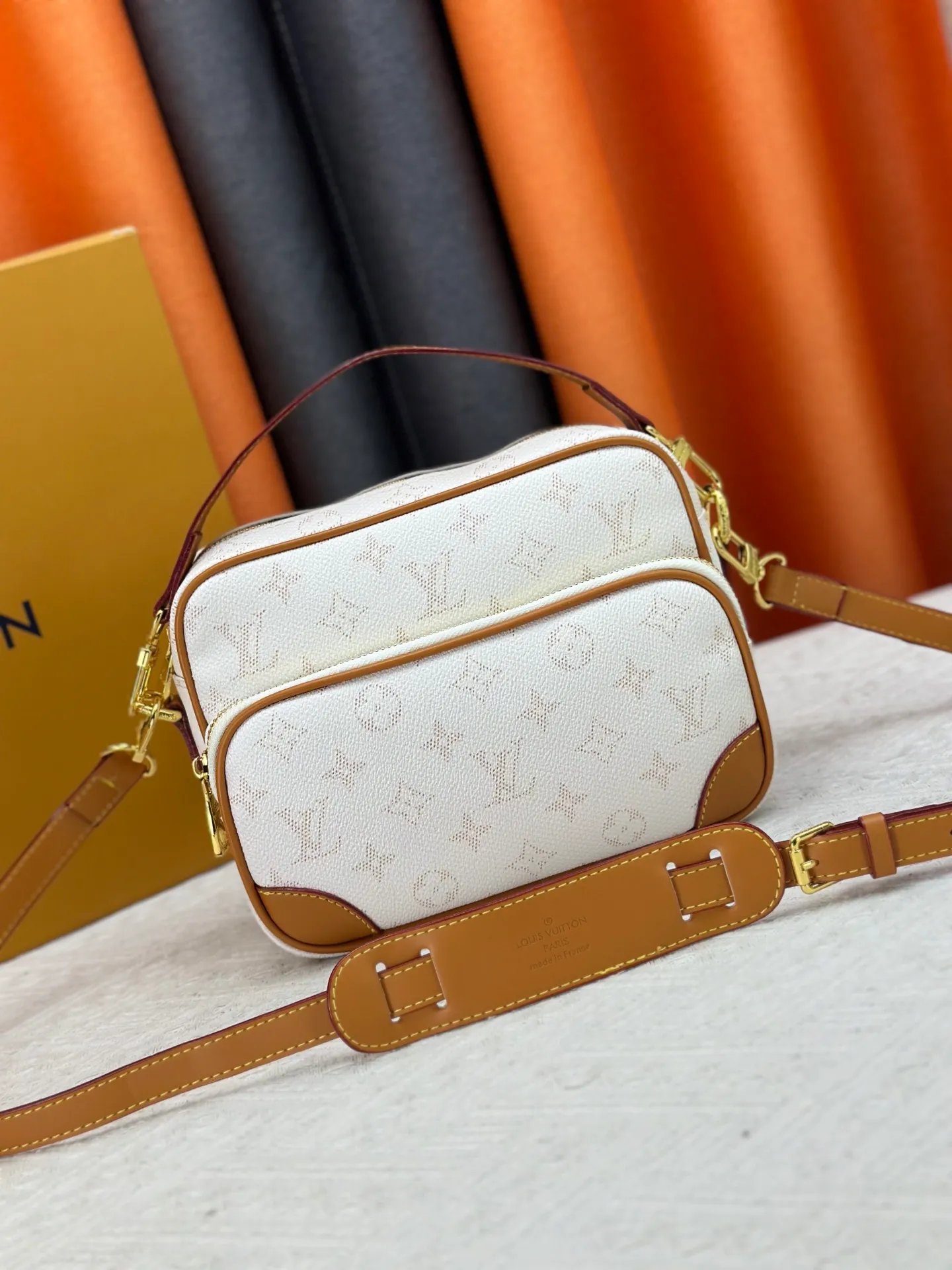 P260 Upgraded original M13987 M14016 M14988 M26068 M15296 M14682 M14025 This Nil handbag shines with the elegant luster of cow leather, and the Louis Vuitton Paris patch is fixed on the front with beaded rivets. The side lock buckle highlights the urban style, and the main compartment zipper pull is embellished with LV lettering. Dimensions: 25.0 x 17.5 x 11.0 cm (length x height x width)
