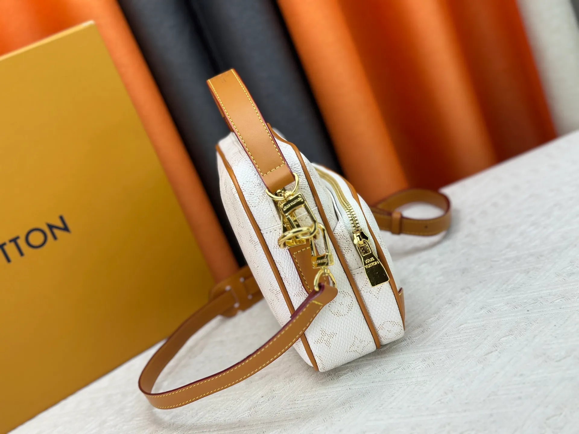 P260 Upgraded original M13987 M14016 M14988 M26068 M15296 M14682 M14025 This Nil handbag shines with the elegant luster of cow leather, and the Louis Vuitton Paris patch is fixed on the front with beaded rivets. The side lock buckle highlights the urban style, and the main compartment zipper pull is embellished with LV lettering. Dimensions: 25.0 x 17.5 x 11.0 cm (length x height x width)