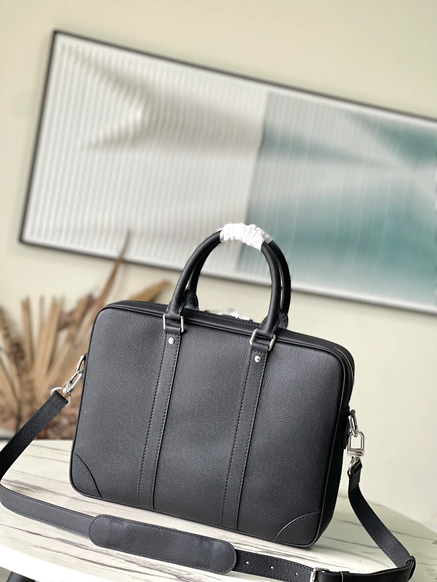 💰1080 (top-grain leather) top-quality original M30925 cross pattern This Voyage small briefcase is made of Taïga Noir cow leather, which is embossed with fine texture after smoothing, polishing and other processes. The padded interior holds a 13-inch laptop, and dual rear patch pockets add functional detail, along with top handles and a detachable and adjustable shoulder strap. Detailed features: 36.5 x 27.5 x 6 cm (length x height x width)