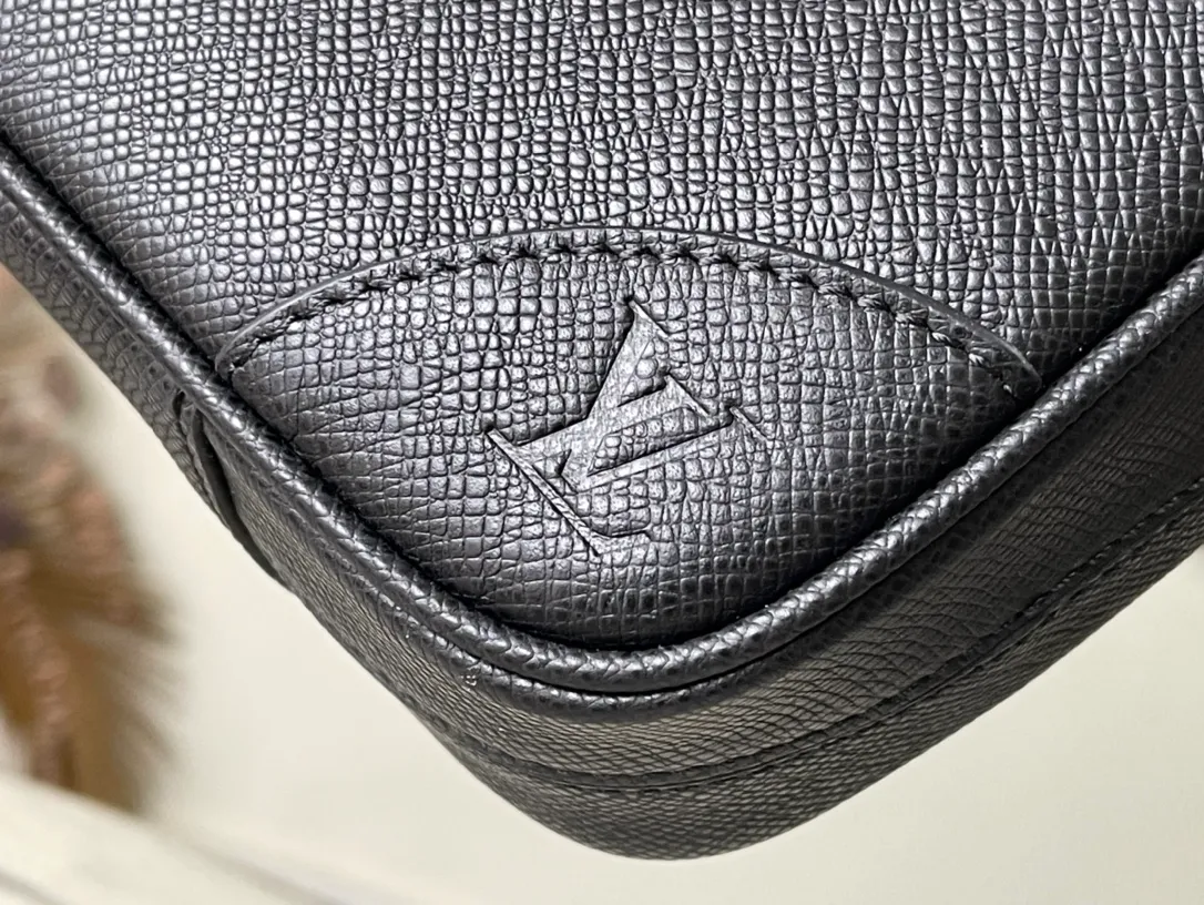 💰1080 (top-grain leather) top-quality original M30925 cross pattern This Voyage small briefcase is made of Taïga Noir cow leather, which is embossed with fine texture after smoothing, polishing and other processes. The padded interior holds a 13-inch laptop, and dual rear patch pockets add functional detail, along with top handles and a detachable and adjustable shoulder strap. Detailed features: 36.5 x 27.5 x 6 cm (length x height x width)