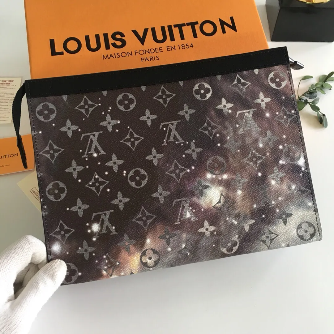 Factory price 380 top original order 🎀🎀 M44448! Louis Vuitton has set its sights on the bright and boundless vastness of space and redesigned the Pochette Voyage handbag in the 2019 spring and summer pre-show series. The classic Monogram pattern complements the dazzling stars and the dying sun. The clutch is compact enough to store daily necessities and can be held in hand or stored in a larger bag. Size 27/21/5