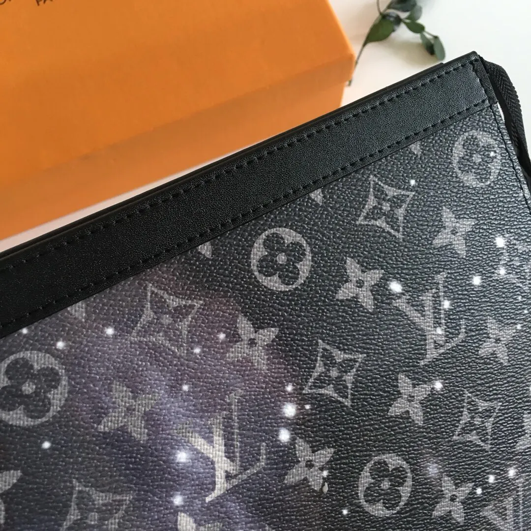 Factory price 380 top original order 🎀🎀 M44448! Louis Vuitton has set its sights on the bright and boundless vastness of space and redesigned the Pochette Voyage handbag in the 2019 spring and summer pre-show series. The classic Monogram pattern complements the dazzling stars and the dying sun. The clutch is compact enough to store daily necessities and can be held in hand or stored in a larger bag. Size 27/21/5