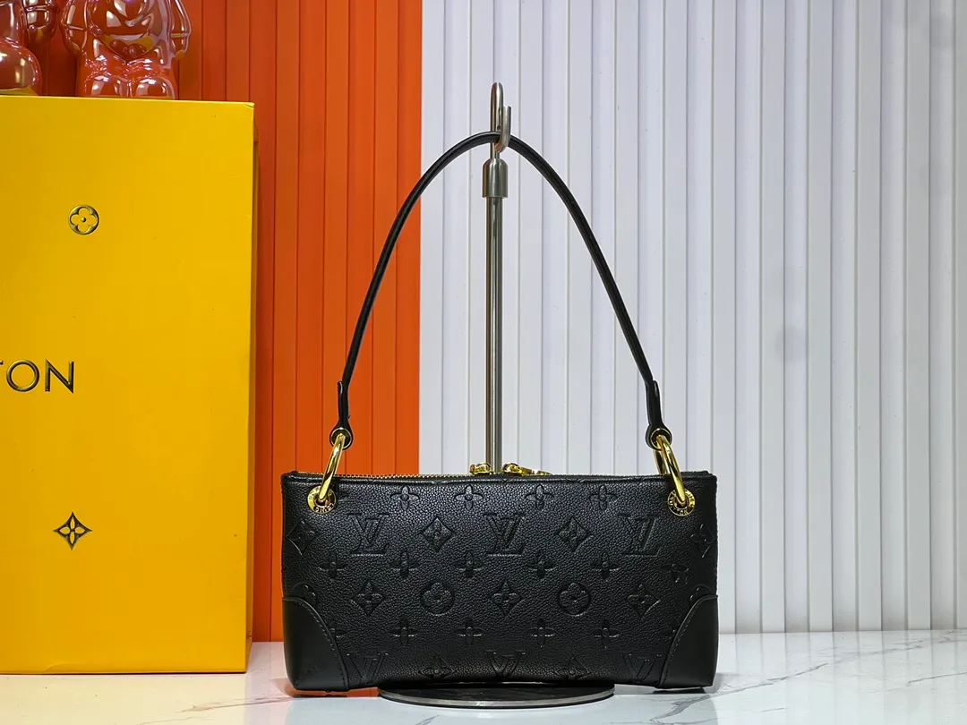 Batch 220💰Upgraded original M12174 This Pochette Sèvres belongs to the LV ski collection and is ready to shine in a "shiny" gun metal tone. It's crafted from signature Monogram Empreinte leather with pale gold hardware for an elegant contrast. The double zip closure features two pendants, one depicting an LV ring and the other displaying a crystal-embellished Monogram flower. Think of it as the perfect après-ski bag. Dimensions: 25 x 13 x 5 cm (length x height x width)