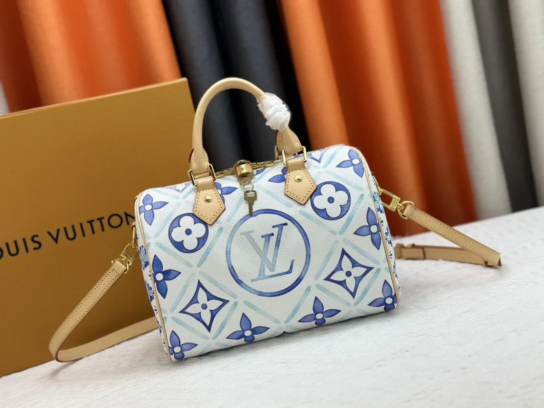 P260 M11264 This Speedy Bandoulière 25 handbag draws inspiration from the Speedy travel bag of the 1930s. It outlines the classic silhouette with Monogram Tiles canvas, giving it a fresh summer atmosphere. The print on the body and lining is reminiscent of Lisbon's beautiful tiles, and the LV Circle logo in the center adds to the brand's signature. 25.0 x 19.0 x 15.0 cm (L x H x W) • Monogram Tiles coated canvas • Cow leather trim • Printed fabric lining • Metal hardware • Double zip closure • Internal slip pocket • Padlock • Holds smartphone, keys, wallet, headphones and iPad Mini • Shoulder strap: removable, adjustable • Half-length strap: 46.5 cm • Half-length adjustable strap: 55.0 cm • Handle: Double handle