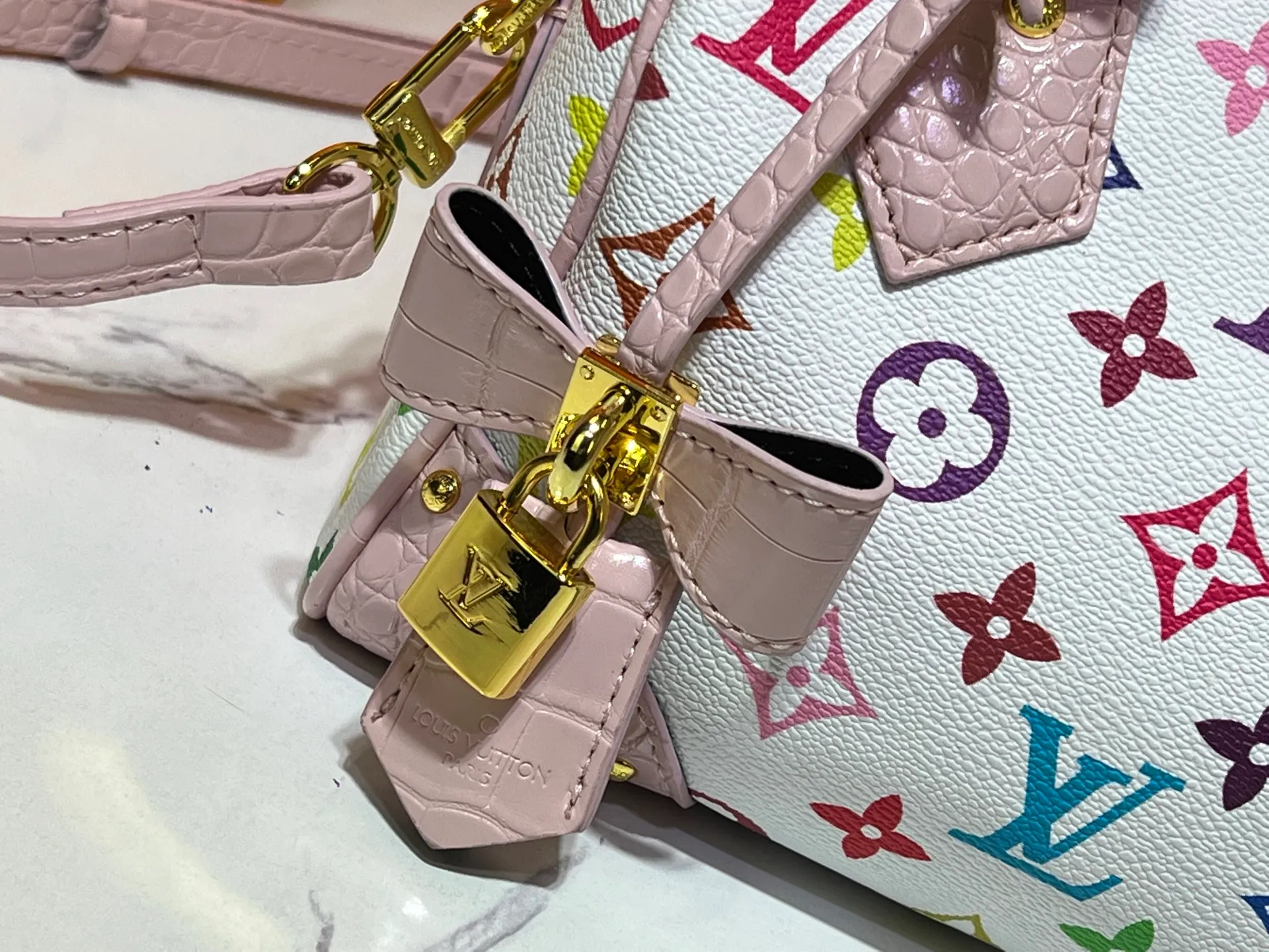 Batch 280💰Upgraded original crocodile pattern M13365 M58953 M46234 M46222 Speedy Bandoulière 20 handbag is made of soft coated canvas, and the full-length Monogram pattern is traced in colorful rainbow tones, highlighting the smart style of the Louis Vuitton x Murakami reissue series. The Toron handle and detachable shoulder strap are constructed of cow leather, the metal corners recall classic luggage elements, and the bow-shaped key bag and padlock add brand touches. Dimensions: 20.5 x 13.5 x 12.0 cm (length x height x width)