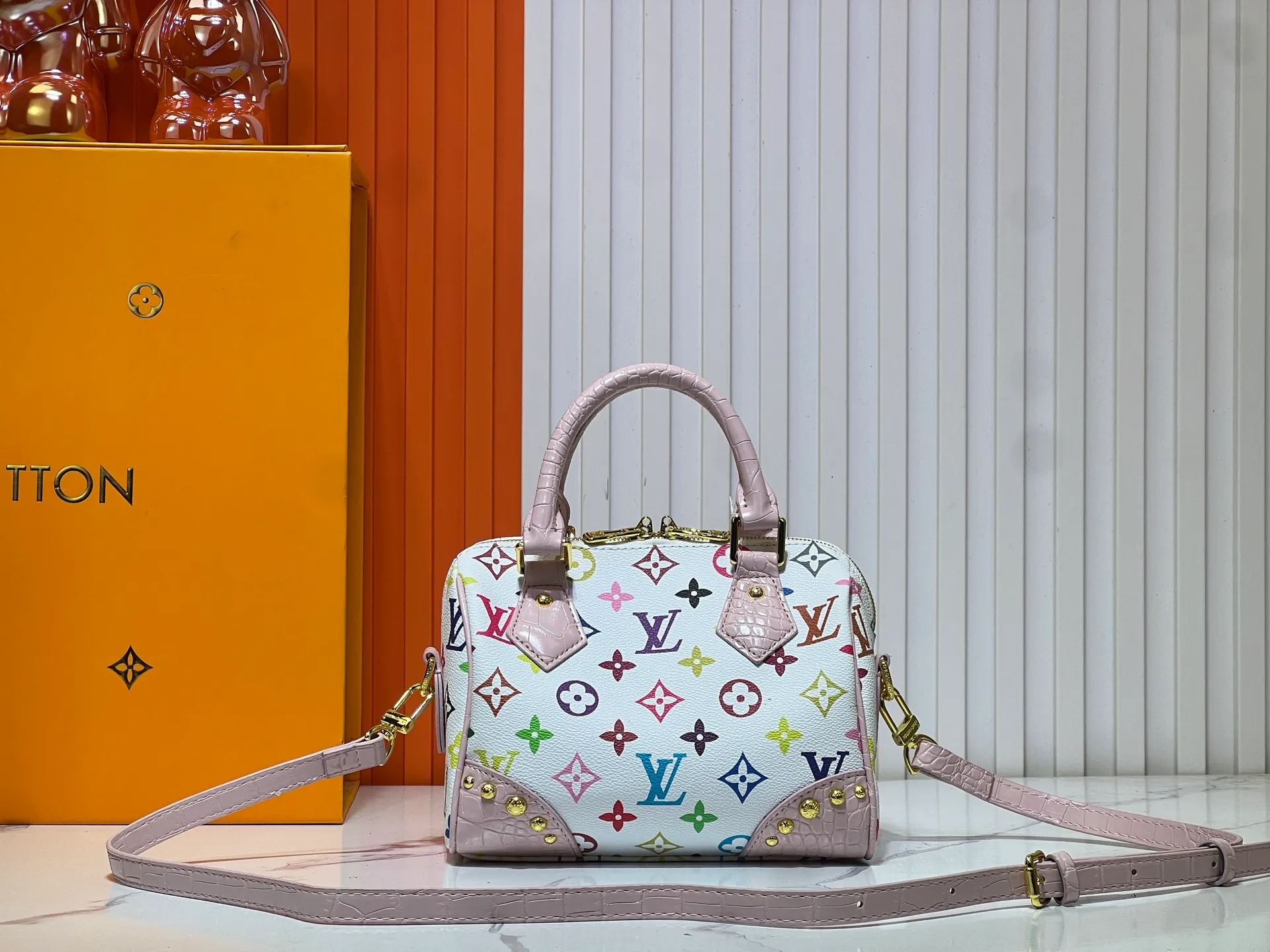 Batch 280💰Upgraded original crocodile pattern M13365 M58953 M46234 M46222 Speedy Bandoulière 20 handbag is made of soft coated canvas, and the full-length Monogram pattern is traced in colorful rainbow tones, highlighting the smart style of the Louis Vuitton x Murakami reissue series. The Toron handle and detachable shoulder strap are constructed of cow leather, the metal corners recall classic luggage elements, and the bow-shaped key bag and padlock add brand touches. Dimensions: 20.5 x 13.5 x 12.0 cm (length x height x width)