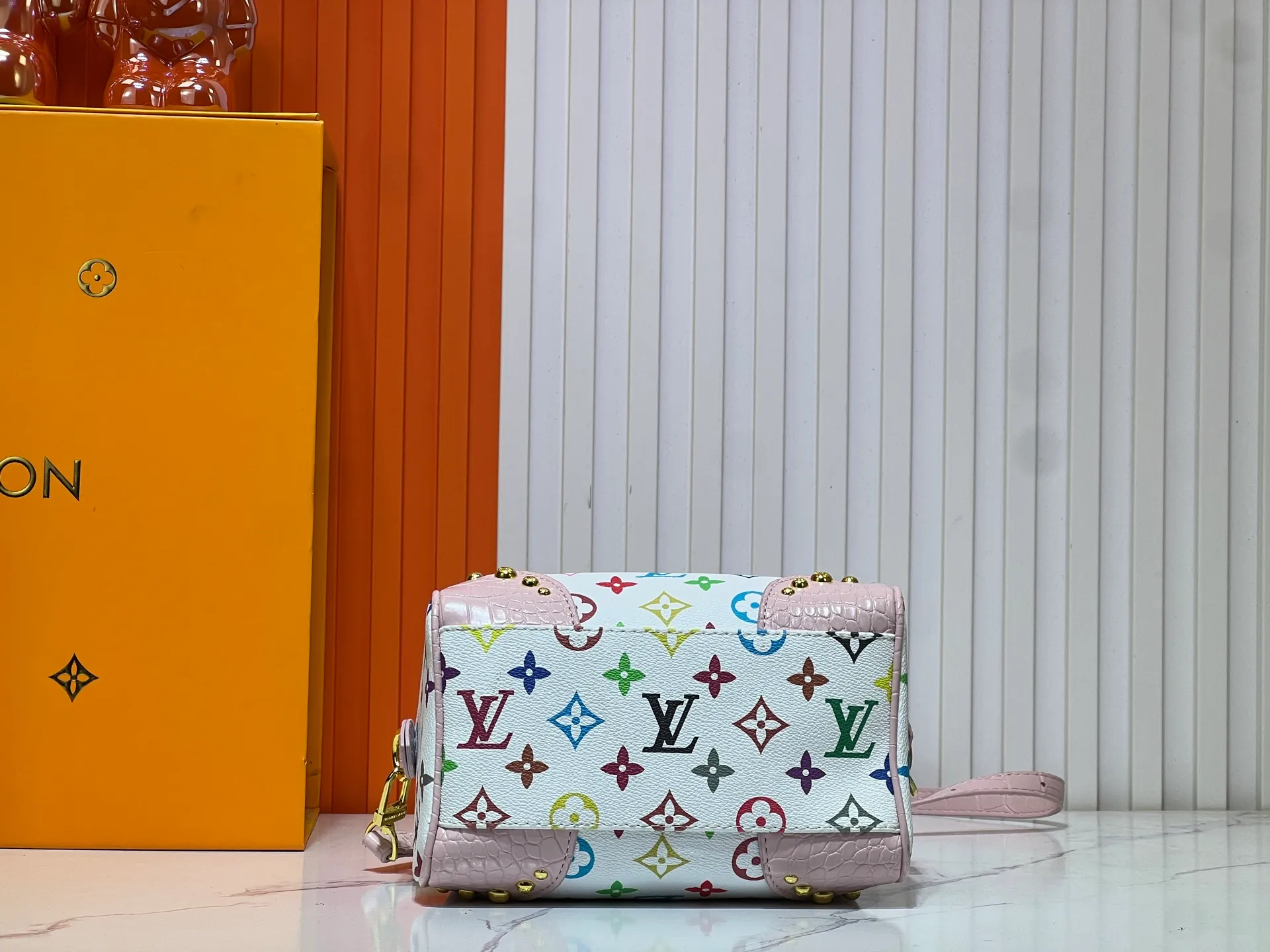 Batch 280💰Upgraded original crocodile pattern M13365 M58953 M46234 M46222 Speedy Bandoulière 20 handbag is made of soft coated canvas, and the full-length Monogram pattern is traced in colorful rainbow tones, highlighting the smart style of the Louis Vuitton x Murakami reissue series. The Toron handle and detachable shoulder strap are constructed of cow leather, the metal corners recall classic luggage elements, and the bow-shaped key bag and padlock add brand touches. Dimensions: 20.5 x 13.5 x 12.0 cm (length x height x width)