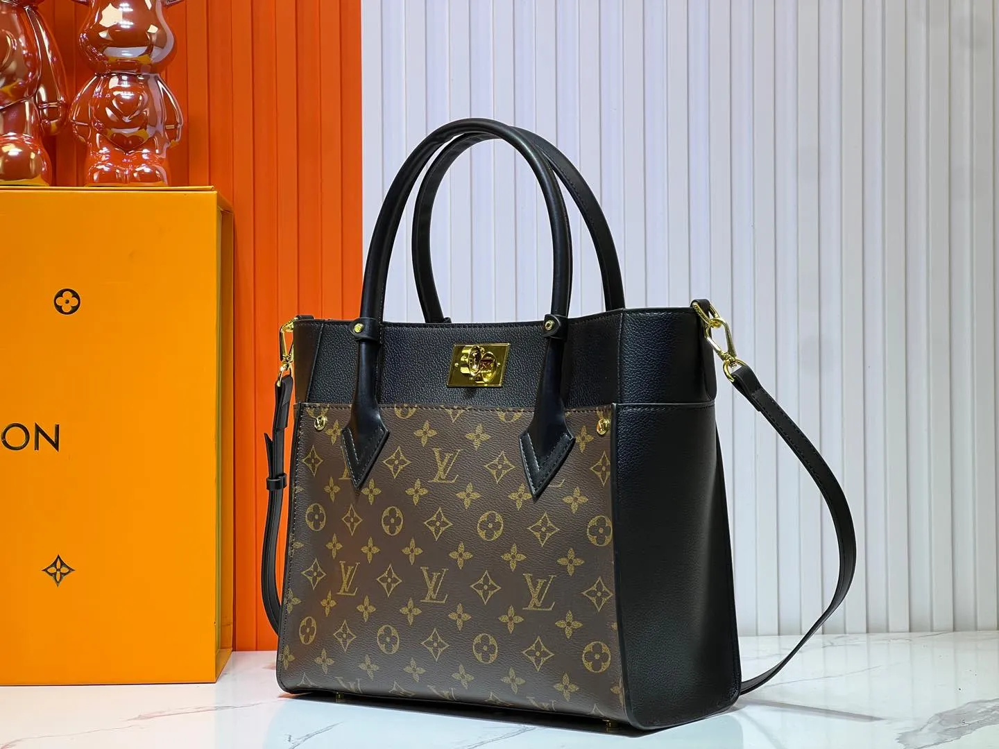 Batch 340💰Upgraded original version [M53826 black embroidery M53825 apricot embroidery M53824 MM53823 presbyopia with black]🔥On My Side handbag shows the elegant fusion of calfskin and classic Monogram canvas. Contrasting canvas shapes the large outer pocket, creating a trompe l'oeil effect as if two handbags merge into one. Plenty of space can easily accommodate office needs, and the adjustable shoulder strap allows for a cross-body style. Dimensions: 30.5 x 24.5 x 14 cm (Length x Height x Width) - Calfskin and Monogram coated canvas - Cowhide leather trim - Microfiber lining - 2 top handles for hand or elbow carry - Adjustable shoulder strap for shoulder or cross-body wear - Lock closure - 2 outer pockets with magnetic closure - Zip pocket - 1 patch pocket