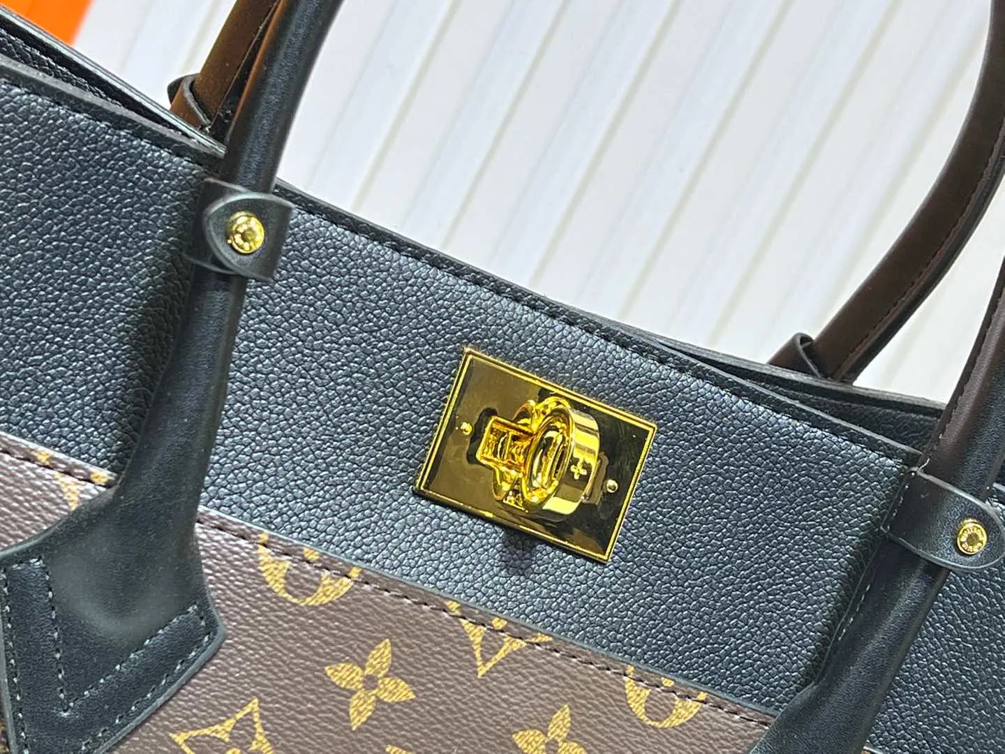 Batch 340💰Upgraded original version [M53826 black embroidery M53825 apricot embroidery M53824 MM53823 presbyopia with black]🔥On My Side handbag shows the elegant fusion of calfskin and classic Monogram canvas. Contrasting canvas shapes the large outer pocket, creating a trompe l'oeil effect as if two handbags merge into one. Plenty of space can easily accommodate office needs, and the adjustable shoulder strap allows for a cross-body style. Dimensions: 30.5 x 24.5 x 14 cm (Length x Height x Width) - Calfskin and Monogram coated canvas - Cowhide leather trim - Microfiber lining - 2 top handles for hand or elbow carry - Adjustable shoulder strap for shoulder or cross-body wear - Lock closure - 2 outer pockets with magnetic closure - Zip pocket - 1 patch pocket