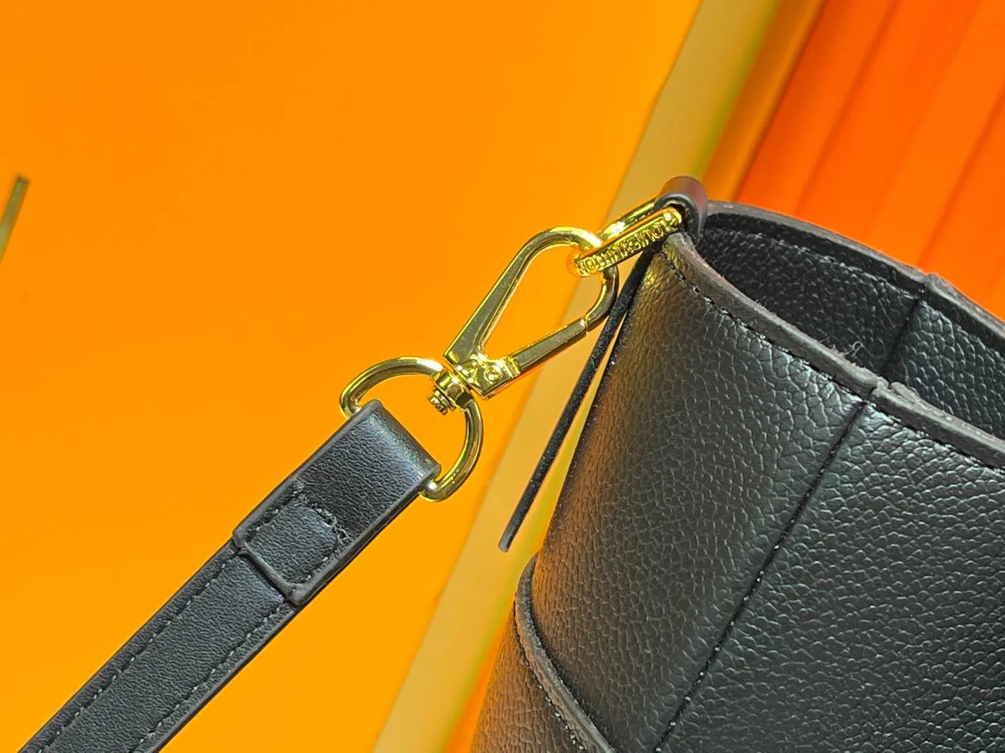 Batch 340💰Upgraded original version [M53826 black embroidery M53825 apricot embroidery M53824 MM53823 presbyopia with black]🔥On My Side handbag shows the elegant fusion of calfskin and classic Monogram canvas. Contrasting canvas shapes the large outer pocket, creating a trompe l'oeil effect as if two handbags merge into one. Plenty of space can easily accommodate office needs, and the adjustable shoulder strap allows for a cross-body style. Dimensions: 30.5 x 24.5 x 14 cm (Length x Height x Width) - Calfskin and Monogram coated canvas - Cowhide leather trim - Microfiber lining - 2 top handles for hand or elbow carry - Adjustable shoulder strap for shoulder or cross-body wear - Lock closure - 2 outer pockets with magnetic closure - Zip pocket - 1 patch pocket