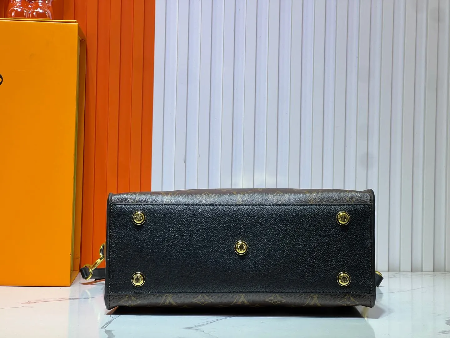 Batch 340💰Upgraded original version [M53826 black embroidery M53825 apricot embroidery M53824 MM53823 presbyopia with black]🔥On My Side handbag shows the elegant fusion of calfskin and classic Monogram canvas. Contrasting canvas shapes the large outer pocket, creating a trompe l'oeil effect as if two handbags merge into one. Plenty of space can easily accommodate office needs, and the adjustable shoulder strap allows for a cross-body style. Dimensions: 30.5 x 24.5 x 14 cm (Length x Height x Width) - Calfskin and Monogram coated canvas - Cowhide leather trim - Microfiber lining - 2 top handles for hand or elbow carry - Adjustable shoulder strap for shoulder or cross-body wear - Lock closure - 2 outer pockets with magnetic closure - Zip pocket - 1 patch pocket