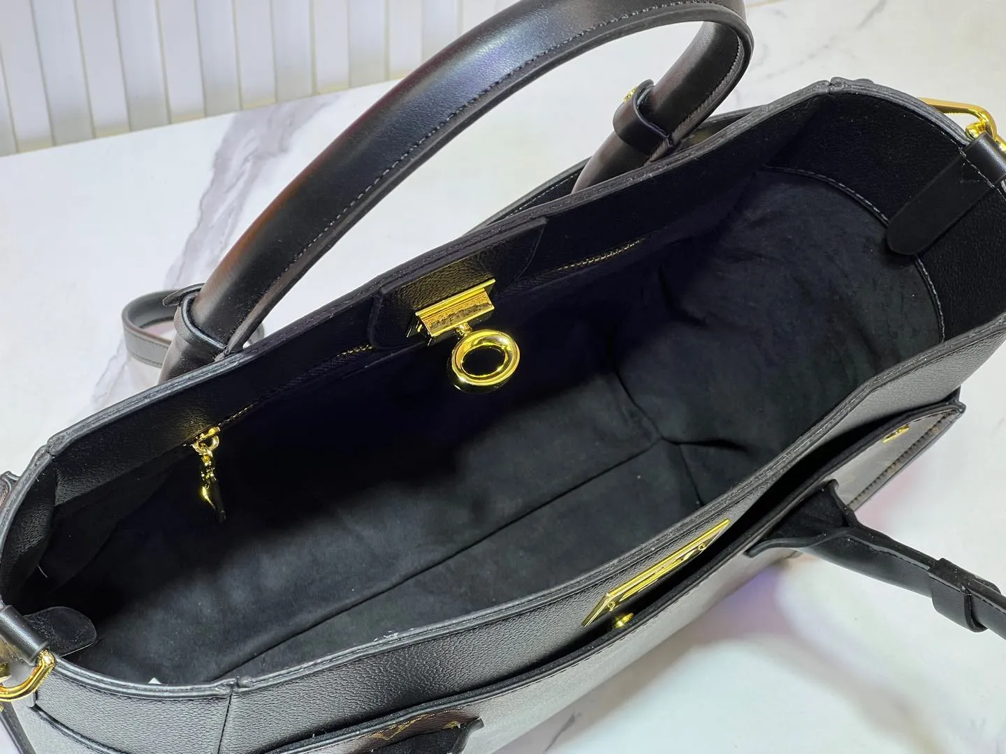 Batch 340💰Upgraded original version [M53826 black embroidery M53825 apricot embroidery M53824 MM53823 presbyopia with black]🔥On My Side handbag shows the elegant fusion of calfskin and classic Monogram canvas. Contrasting canvas shapes the large outer pocket, creating a trompe l'oeil effect as if two handbags merge into one. Plenty of space can easily accommodate office needs, and the adjustable shoulder strap allows for a cross-body style. Dimensions: 30.5 x 24.5 x 14 cm (Length x Height x Width) - Calfskin and Monogram coated canvas - Cowhide leather trim - Microfiber lining - 2 top handles for hand or elbow carry - Adjustable shoulder strap for shoulder or cross-body wear - Lock closure - 2 outer pockets with magnetic closure - Zip pocket - 1 patch pocket