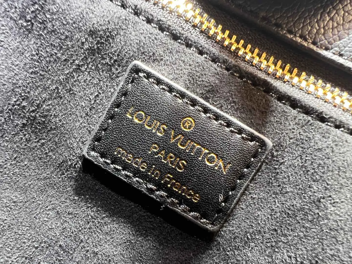 Batch 340💰Upgraded original version [M53826 black embroidery M53825 apricot embroidery M53824 MM53823 presbyopia with black]🔥On My Side handbag shows the elegant fusion of calfskin and classic Monogram canvas. Contrasting canvas shapes the large outer pocket, creating a trompe l'oeil effect as if two handbags merge into one. Plenty of space can easily accommodate office needs, and the adjustable shoulder strap allows for a cross-body style. Dimensions: 30.5 x 24.5 x 14 cm (Length x Height x Width) - Calfskin and Monogram coated canvas - Cowhide leather trim - Microfiber lining - 2 top handles for hand or elbow carry - Adjustable shoulder strap for shoulder or cross-body wear - Lock closure - 2 outer pockets with magnetic closure - Zip pocket - 1 patch pocket