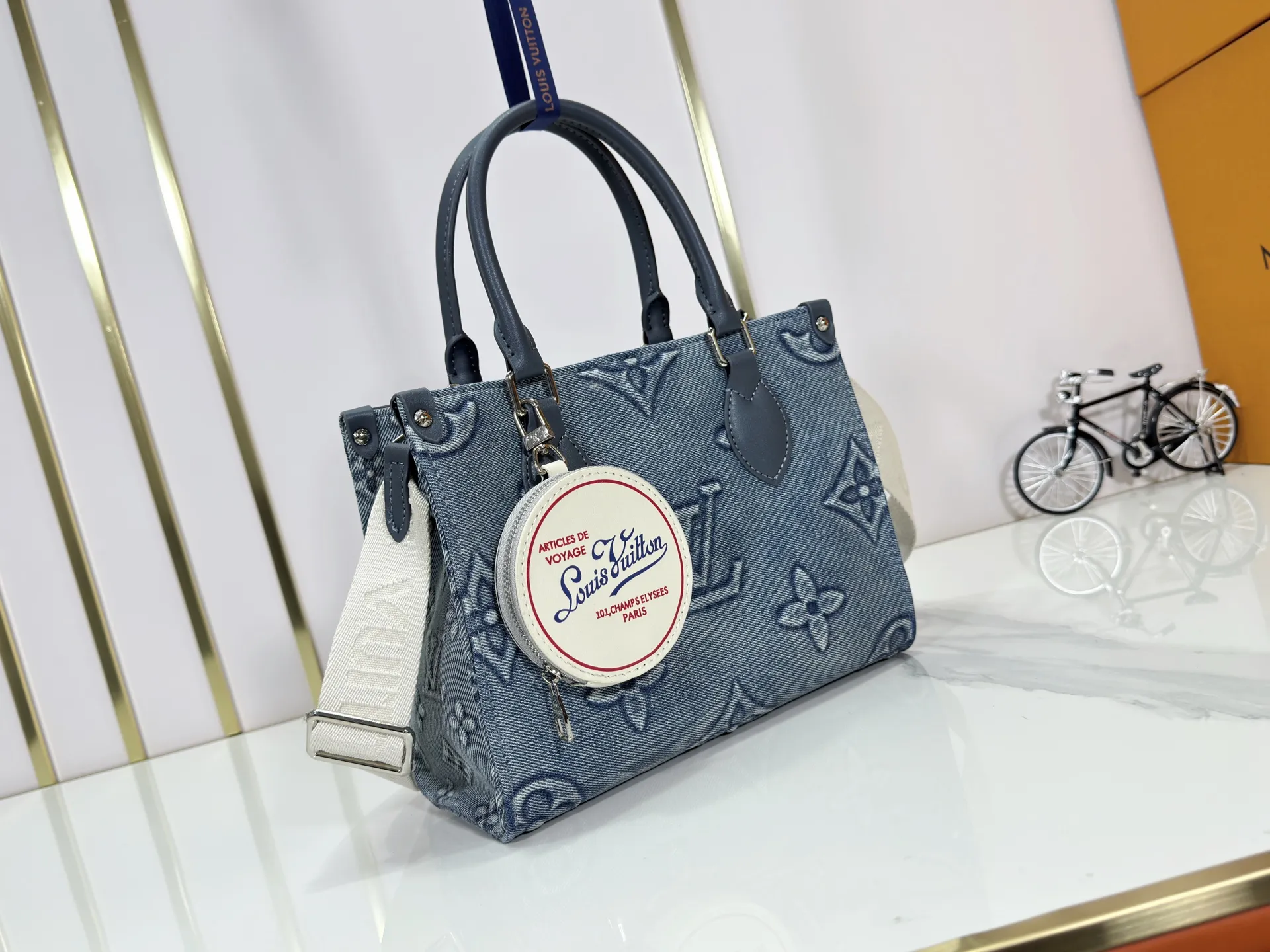 P300 upgraded original M46373 This denim denim jacquard OnTheGo small handbag is combined with Monogram and Monogram Reverse canvas, with Monogram Giant pattern embellishment. The Toron handle and the jacquard textured shoulder strap decorated with the brand's logo create a visual contrast, and the detachable coin bag is suitable for storing change or small items. It combines fashionable charm with various functions, making it a good daily companion. 25.0 x 19.0 x 11.5 cm (length x height x width)