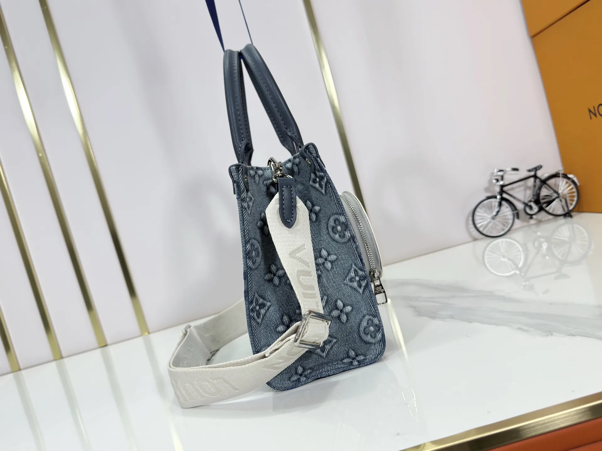 P300 upgraded original M46373 This denim denim jacquard OnTheGo small handbag is combined with Monogram and Monogram Reverse canvas, with Monogram Giant pattern embellishment. The Toron handle and the jacquard textured shoulder strap decorated with the brand's logo create a visual contrast, and the detachable coin bag is suitable for storing change or small items. It combines fashionable charm with various functions, making it a good daily companion. 25.0 x 19.0 x 11.5 cm (length x height x width)
