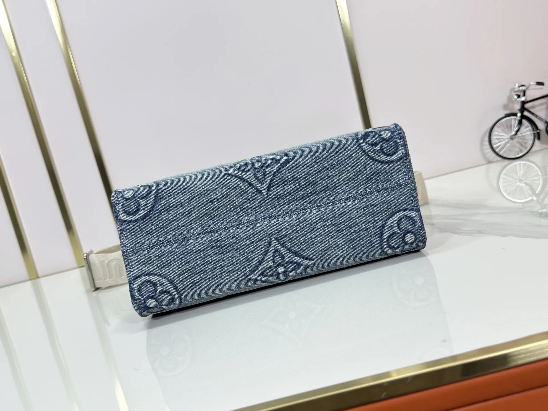 P300 upgraded original M46373 This denim denim jacquard OnTheGo small handbag is combined with Monogram and Monogram Reverse canvas, with Monogram Giant pattern embellishment. The Toron handle and the jacquard textured shoulder strap decorated with the brand's logo create a visual contrast, and the detachable coin bag is suitable for storing change or small items. It combines fashionable charm with various functions, making it a good daily companion. 25.0 x 19.0 x 11.5 cm (length x height x width)