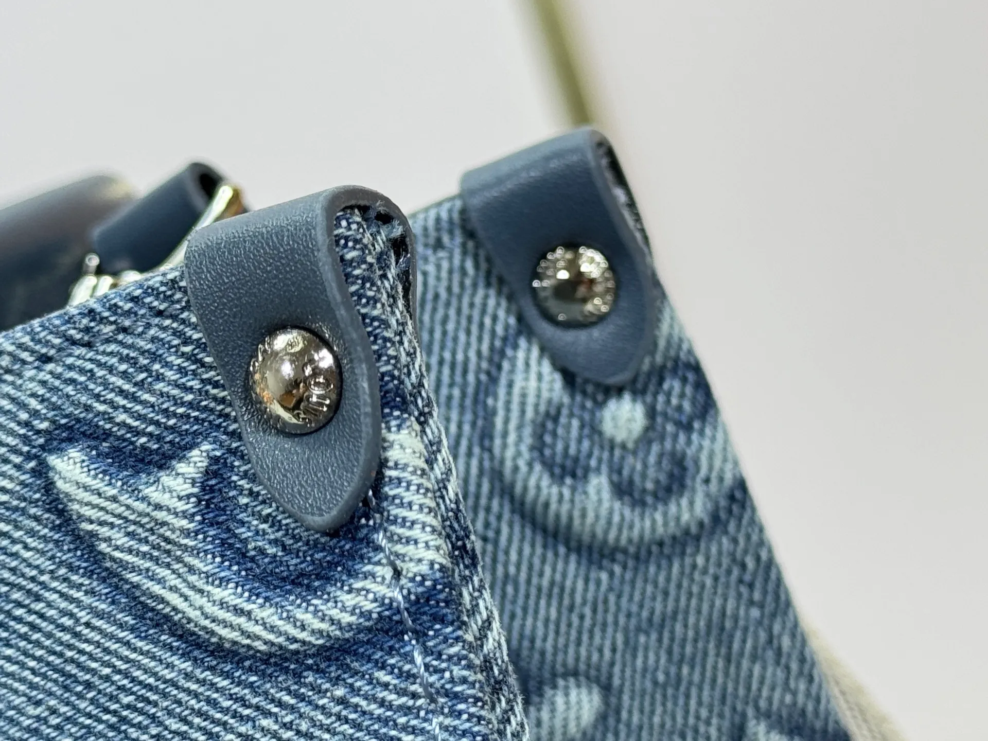 P300 upgraded original M46373 This denim denim jacquard OnTheGo small handbag is combined with Monogram and Monogram Reverse canvas, with Monogram Giant pattern embellishment. The Toron handle and the jacquard textured shoulder strap decorated with the brand's logo create a visual contrast, and the detachable coin bag is suitable for storing change or small items. It combines fashionable charm with various functions, making it a good daily companion. 25.0 x 19.0 x 11.5 cm (length x height x width)