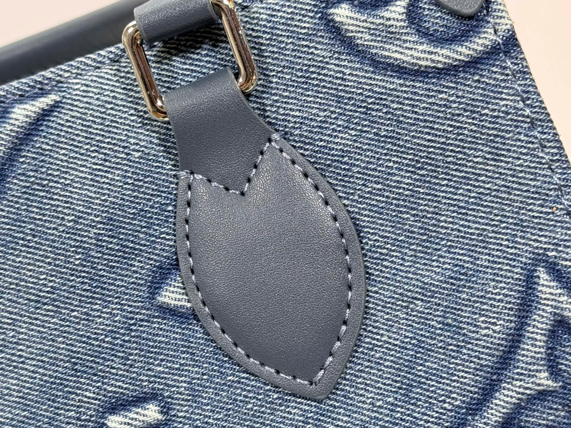 P300 upgraded original M46373 This denim denim jacquard OnTheGo small handbag is combined with Monogram and Monogram Reverse canvas, with Monogram Giant pattern embellishment. The Toron handle and the jacquard textured shoulder strap decorated with the brand's logo create a visual contrast, and the detachable coin bag is suitable for storing change or small items. It combines fashionable charm with various functions, making it a good daily companion. 25.0 x 19.0 x 11.5 cm (length x height x width)