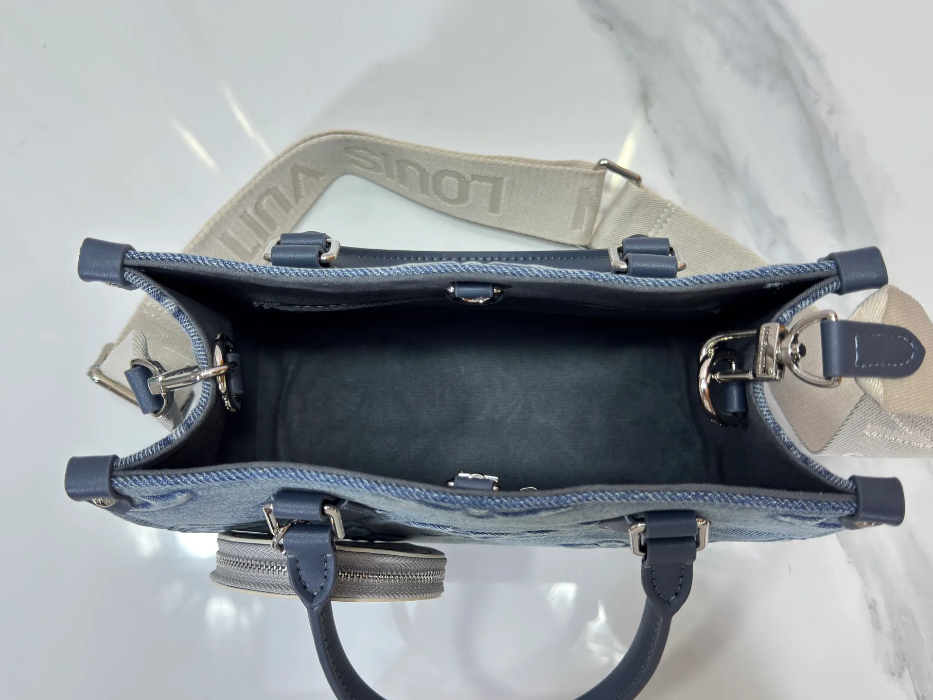 P300 upgraded original M46373 This denim denim jacquard OnTheGo small handbag is combined with Monogram and Monogram Reverse canvas, with Monogram Giant pattern embellishment. The Toron handle and the jacquard textured shoulder strap decorated with the brand's logo create a visual contrast, and the detachable coin bag is suitable for storing change or small items. It combines fashionable charm with various functions, making it a good daily companion. 25.0 x 19.0 x 11.5 cm (length x height x width)
