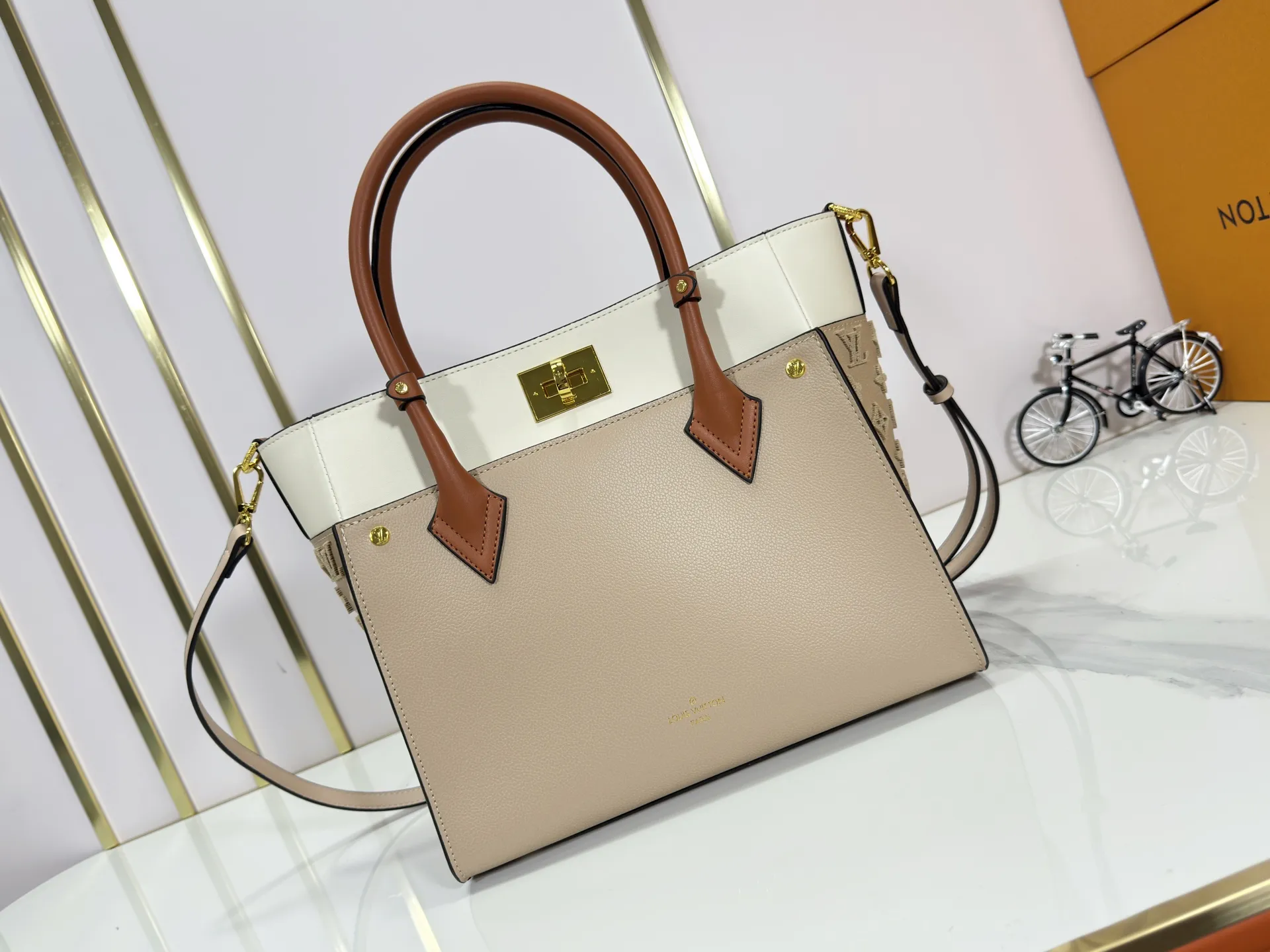 P360 upgraded original M53826 M53826 M53825 M53824 M53823On My Side handbag shows the elegant fusion of calfskin and classic Monogram canvas. Contrasting canvas shapes the large outer pocket, creating a trompe l'oeil effect as if two handbags merge into one. Plenty of space can easily accommodate office needs, and the adjustable shoulder strap allows for a cross-body style. Dimensions: 30.5 x 24.5 x 14 cm (Length x Height x Width) - Calfskin and Monogram coated canvas - Cowhide leather trim - Microfiber lining - 2 top handles for hand or elbow carry - Adjustable shoulder strap for shoulder or cross-body wear - Lock closure - 2 outer pockets with magnetic closure - Zip pocket - 1 patch pocket