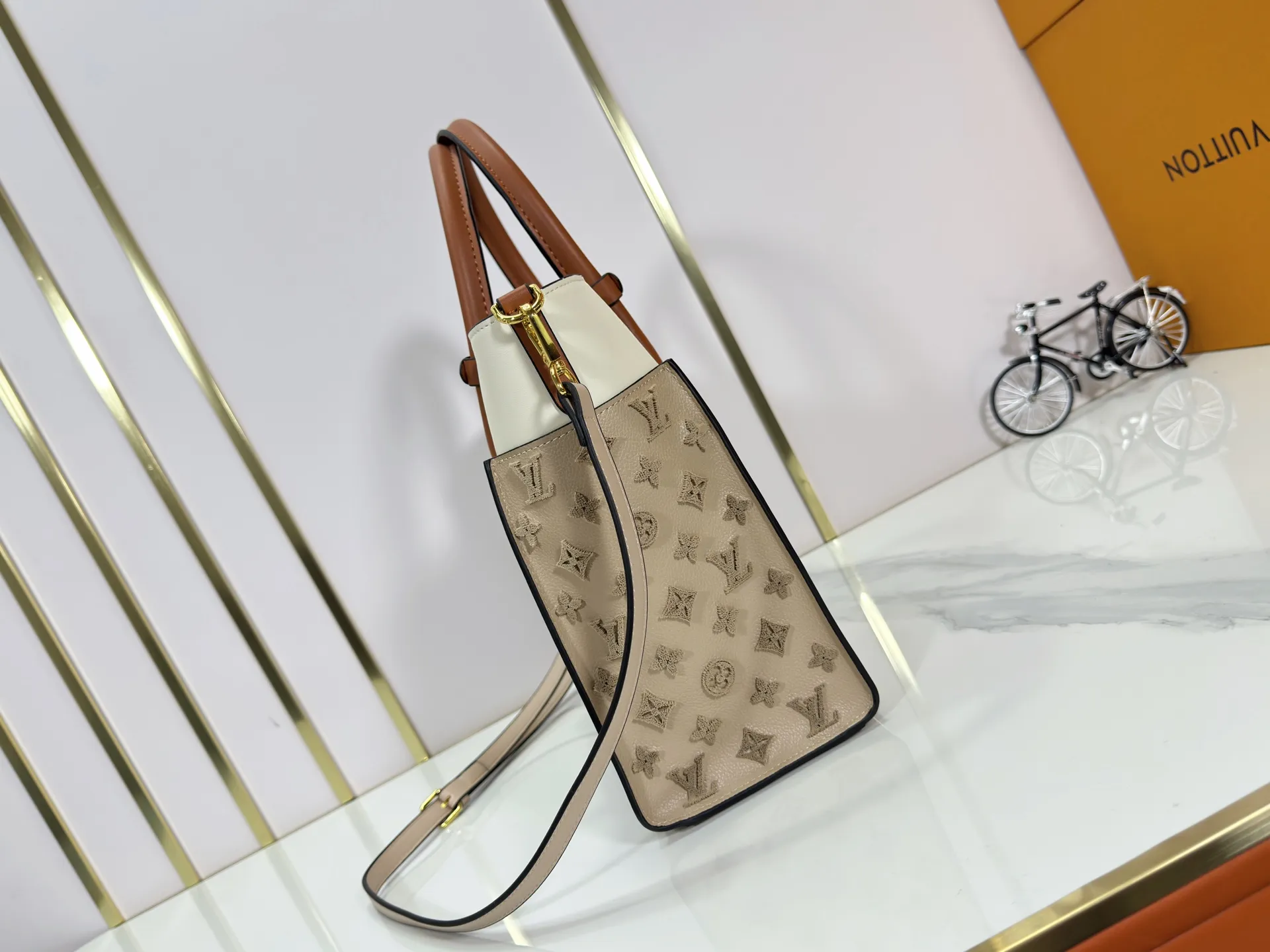 P360 upgraded original M53826 M53826 M53825 M53824 M53823On My Side handbag shows the elegant fusion of calfskin and classic Monogram canvas. Contrasting canvas shapes the large outer pocket, creating a trompe l'oeil effect as if two handbags merge into one. Plenty of space can easily accommodate office needs, and the adjustable shoulder strap allows for a cross-body style. Dimensions: 30.5 x 24.5 x 14 cm (Length x Height x Width) - Calfskin and Monogram coated canvas - Cowhide leather trim - Microfiber lining - 2 top handles for hand or elbow carry - Adjustable shoulder strap for shoulder or cross-body wear - Lock closure - 2 outer pockets with magnetic closure - Zip pocket - 1 patch pocket