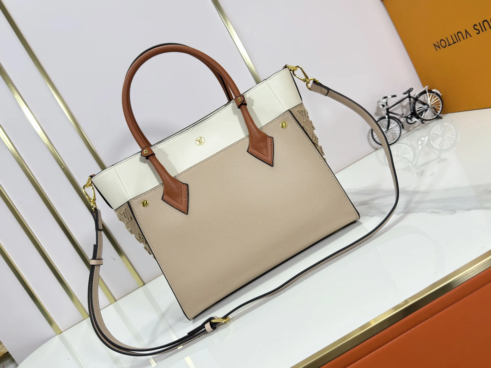 P360 upgraded original M53826 M53826 M53825 M53824 M53823On My Side handbag shows the elegant fusion of calfskin and classic Monogram canvas. Contrasting canvas shapes the large outer pocket, creating a trompe l'oeil effect as if two handbags merge into one. Plenty of space can easily accommodate office needs, and the adjustable shoulder strap allows for a cross-body style. Dimensions: 30.5 x 24.5 x 14 cm (Length x Height x Width) - Calfskin and Monogram coated canvas - Cowhide leather trim - Microfiber lining - 2 top handles for hand or elbow carry - Adjustable shoulder strap for shoulder or cross-body wear - Lock closure - 2 outer pockets with magnetic closure - Zip pocket - 1 patch pocket