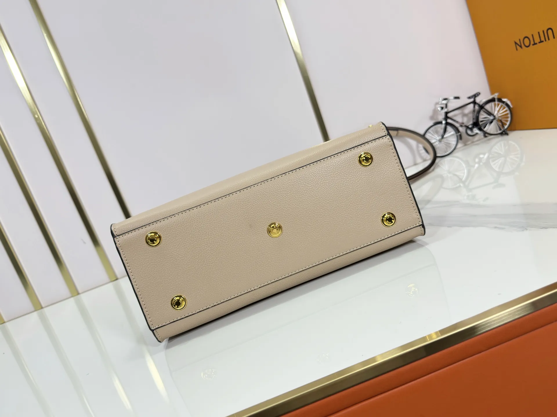 P360 upgraded original M53826 M53826 M53825 M53824 M53823On My Side handbag shows the elegant fusion of calfskin and classic Monogram canvas. Contrasting canvas shapes the large outer pocket, creating a trompe l'oeil effect as if two handbags merge into one. Plenty of space can easily accommodate office needs, and the adjustable shoulder strap allows for a cross-body style. Dimensions: 30.5 x 24.5 x 14 cm (Length x Height x Width) - Calfskin and Monogram coated canvas - Cowhide leather trim - Microfiber lining - 2 top handles for hand or elbow carry - Adjustable shoulder strap for shoulder or cross-body wear - Lock closure - 2 outer pockets with magnetic closure - Zip pocket - 1 patch pocket