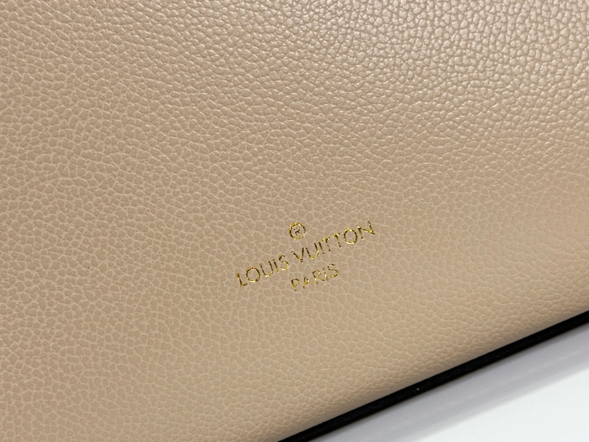 P360 upgraded original M53826 M53826 M53825 M53824 M53823On My Side handbag shows the elegant fusion of calfskin and classic Monogram canvas. Contrasting canvas shapes the large outer pocket, creating a trompe l'oeil effect as if two handbags merge into one. Plenty of space can easily accommodate office needs, and the adjustable shoulder strap allows for a cross-body style. Dimensions: 30.5 x 24.5 x 14 cm (Length x Height x Width) - Calfskin and Monogram coated canvas - Cowhide leather trim - Microfiber lining - 2 top handles for hand or elbow carry - Adjustable shoulder strap for shoulder or cross-body wear - Lock closure - 2 outer pockets with magnetic closure - Zip pocket - 1 patch pocket