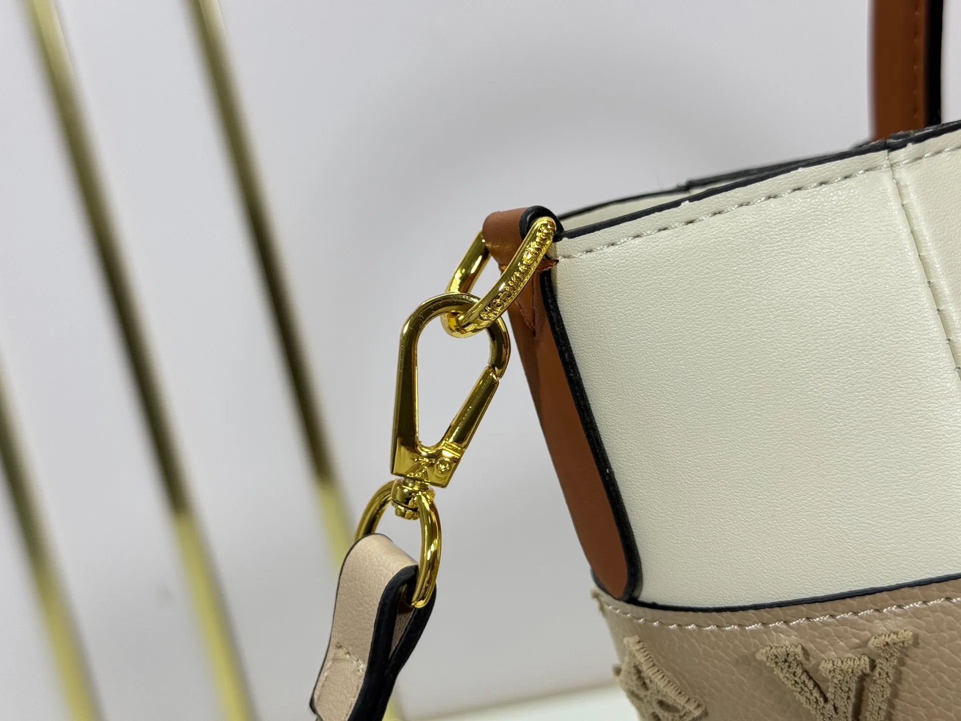 P360 upgraded original M53826 M53826 M53825 M53824 M53823On My Side handbag shows the elegant fusion of calfskin and classic Monogram canvas. Contrasting canvas shapes the large outer pocket, creating a trompe l'oeil effect as if two handbags merge into one. Plenty of space can easily accommodate office needs, and the adjustable shoulder strap allows for a cross-body style. Dimensions: 30.5 x 24.5 x 14 cm (Length x Height x Width) - Calfskin and Monogram coated canvas - Cowhide leather trim - Microfiber lining - 2 top handles for hand or elbow carry - Adjustable shoulder strap for shoulder or cross-body wear - Lock closure - 2 outer pockets with magnetic closure - Zip pocket - 1 patch pocket