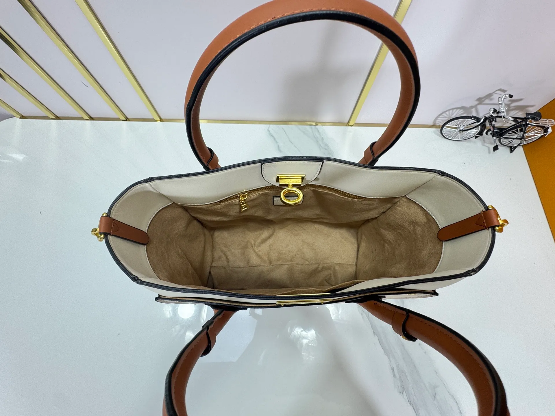 P360 upgraded original M53826 M53826 M53825 M53824 M53823On My Side handbag shows the elegant fusion of calfskin and classic Monogram canvas. Contrasting canvas shapes the large outer pocket, creating a trompe l'oeil effect as if two handbags merge into one. Plenty of space can easily accommodate office needs, and the adjustable shoulder strap allows for a cross-body style. Dimensions: 30.5 x 24.5 x 14 cm (Length x Height x Width) - Calfskin and Monogram coated canvas - Cowhide leather trim - Microfiber lining - 2 top handles for hand or elbow carry - Adjustable shoulder strap for shoulder or cross-body wear - Lock closure - 2 outer pockets with magnetic closure - Zip pocket - 1 patch pocket