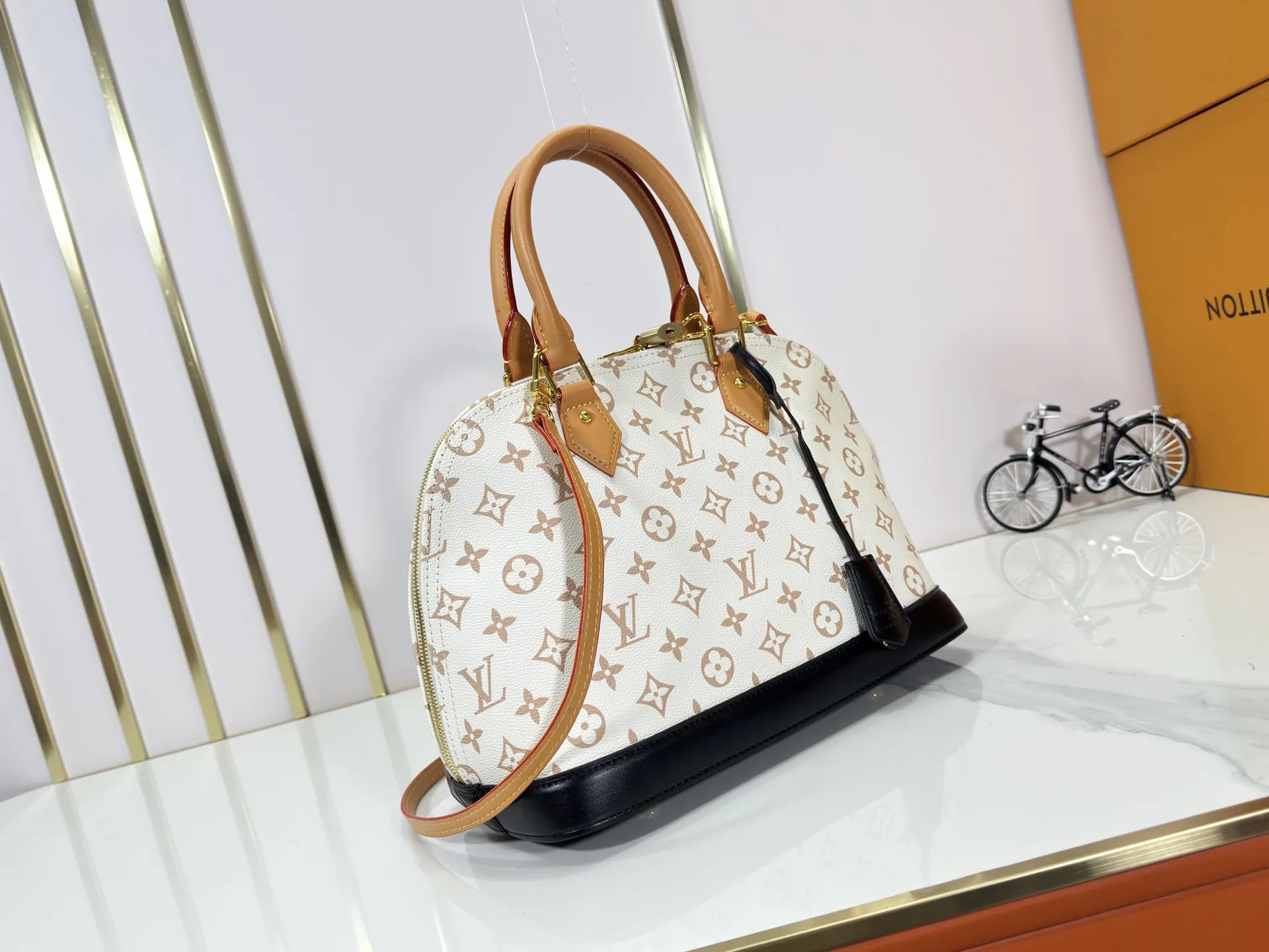 P260 Upgraded original M46921 M53151 Nicolas Ghesquière uses new Monogram Dune canvas for this large Alma handbag, expressing its distinctive personality with delicate dune tones. Semi-distressed cowhide leather trim adds a modern twist to a classic silhouette. Dimensions:32x24x16