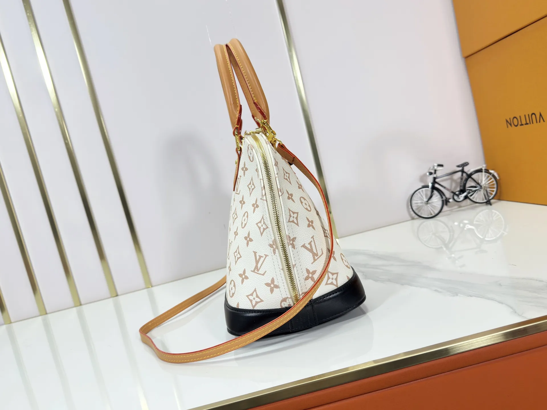 P260 Upgraded original M46921 M53151 Nicolas Ghesquière uses new Monogram Dune canvas for this large Alma handbag, expressing its distinctive personality with delicate dune tones. Semi-distressed cowhide leather trim adds a modern twist to a classic silhouette. Dimensions:32x24x16