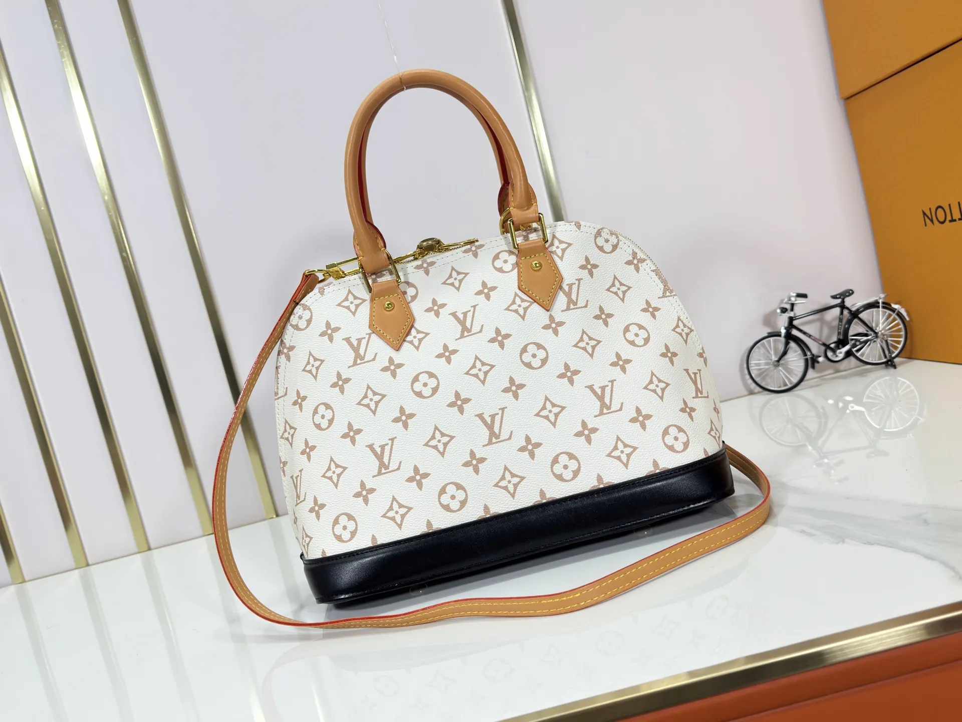 P260 Upgraded original M46921 M53151 Nicolas Ghesquière uses new Monogram Dune canvas for this large Alma handbag, expressing its distinctive personality with delicate dune tones. Semi-distressed cowhide leather trim adds a modern twist to a classic silhouette. Dimensions:32x24x16