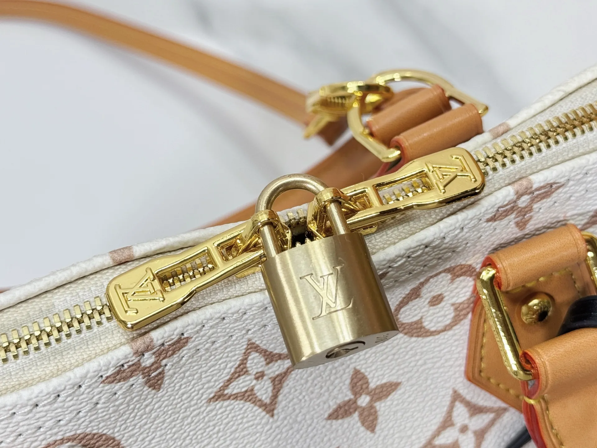 P260 Upgraded original M46921 M53151 Nicolas Ghesquière uses new Monogram Dune canvas for this large Alma handbag, expressing its distinctive personality with delicate dune tones. Semi-distressed cowhide leather trim adds a modern twist to a classic silhouette. Dimensions:32x24x16