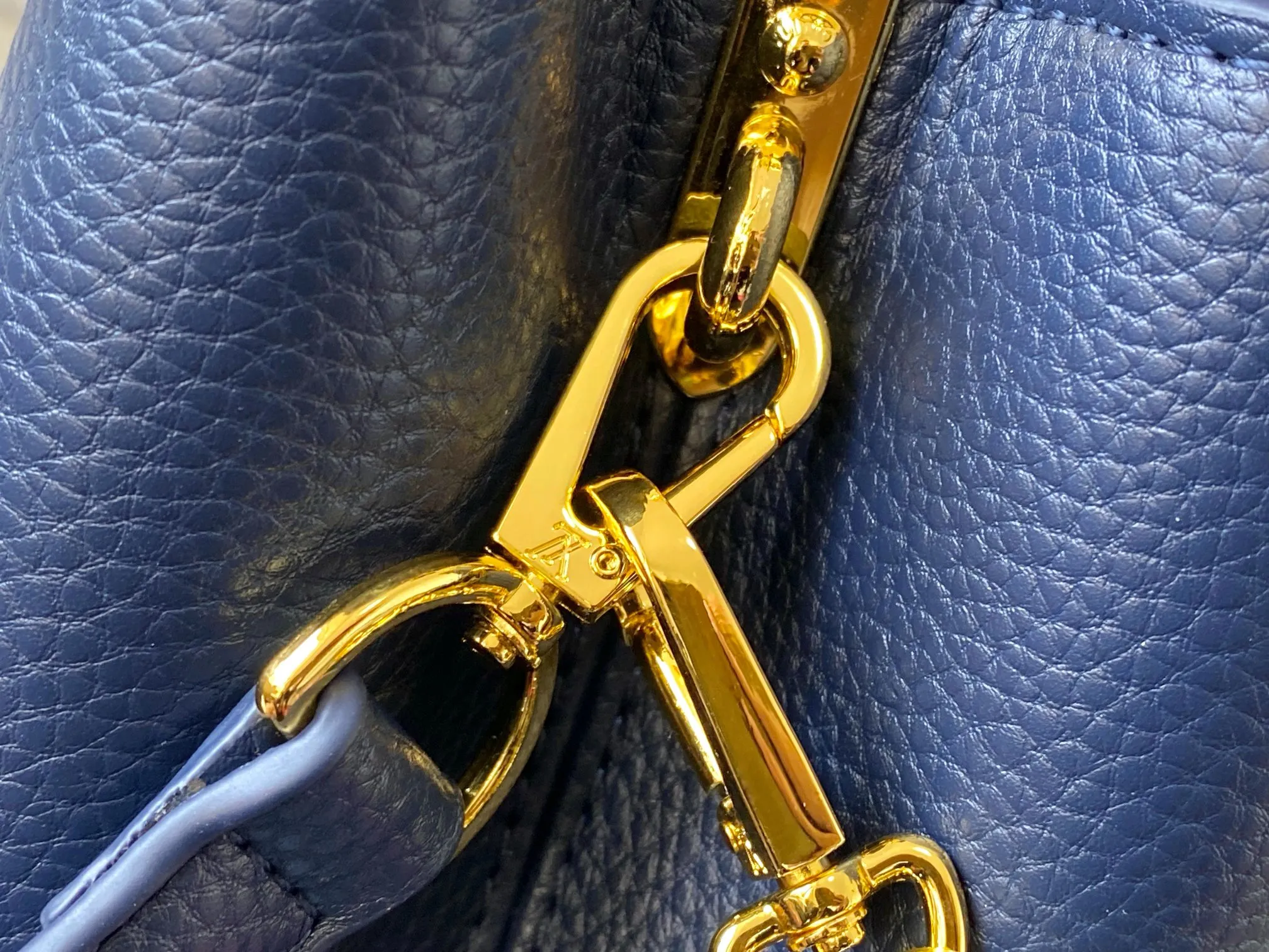 P500 [Guangzhou top quality original version] M26532 Blue This modern version of Capucines BB is made of timeless Taurillon leather and equipped with a jewelry-inspired Infinity chain. The bag is decorated with double galvanized metal parts, including the iconic Monogram floral pattern, and the LV Initials logo created with sunburst technology, creating a sundial-like light and shadow effect. The bag has multiple pockets and a detachable shoulder strap, allowing it to be carried on one shoulder or across the body. 27 x 17.3 x 9 (cm) (length x height x width)