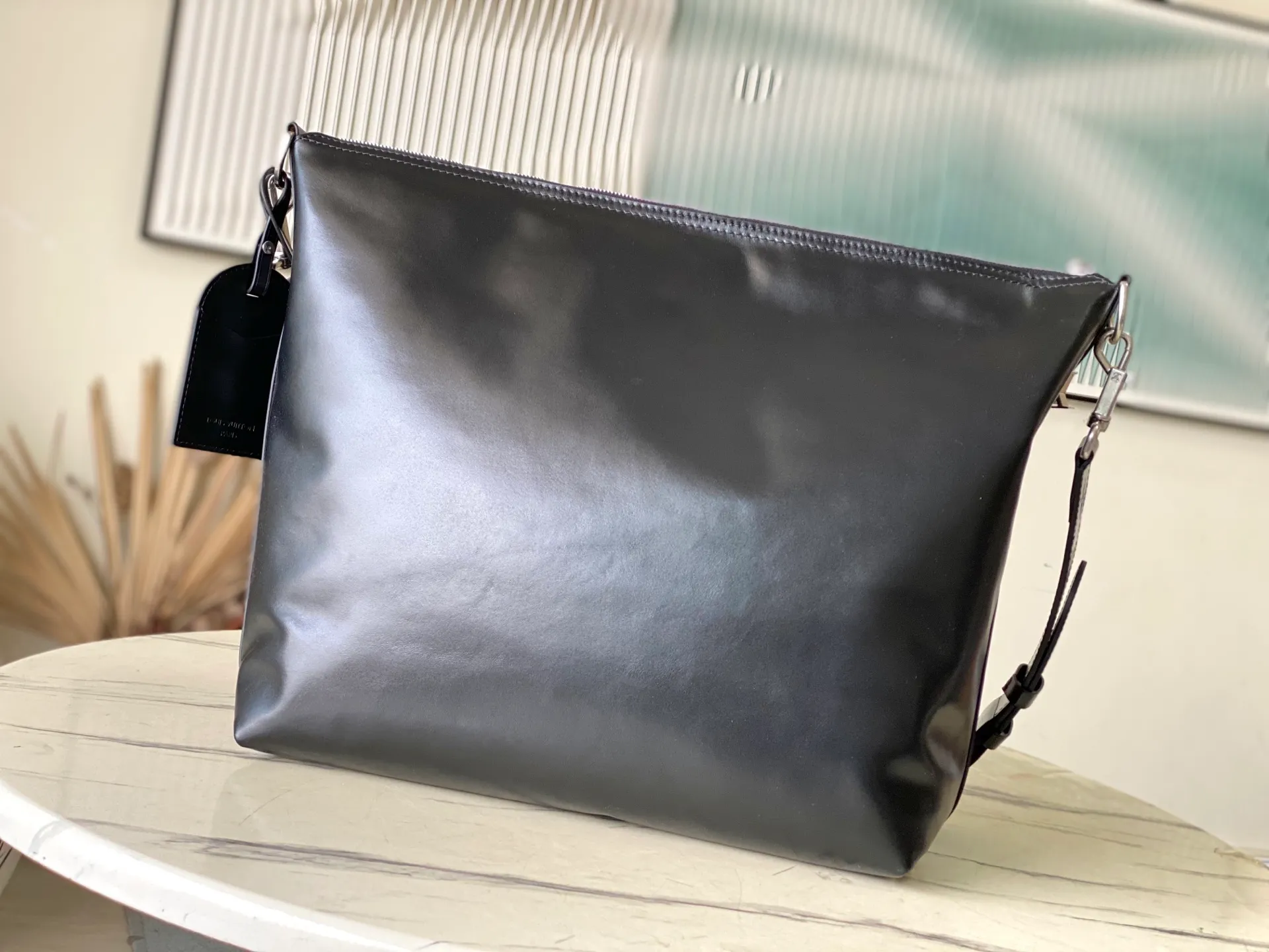 💰1380 (top-grain leather) top original order M13986 This Vagabond Hobo handbag is made of glossy soft cow leather to create an ergonomic and close-fitting silhouette. Whether it is carried cross-body or on the shoulder, it can show its cool style. The metal zipper enables smooth opening and closing, and the bead chain cleverly connects the zipper puller and V letter decoration. Dimensions: 35×12×38 cm