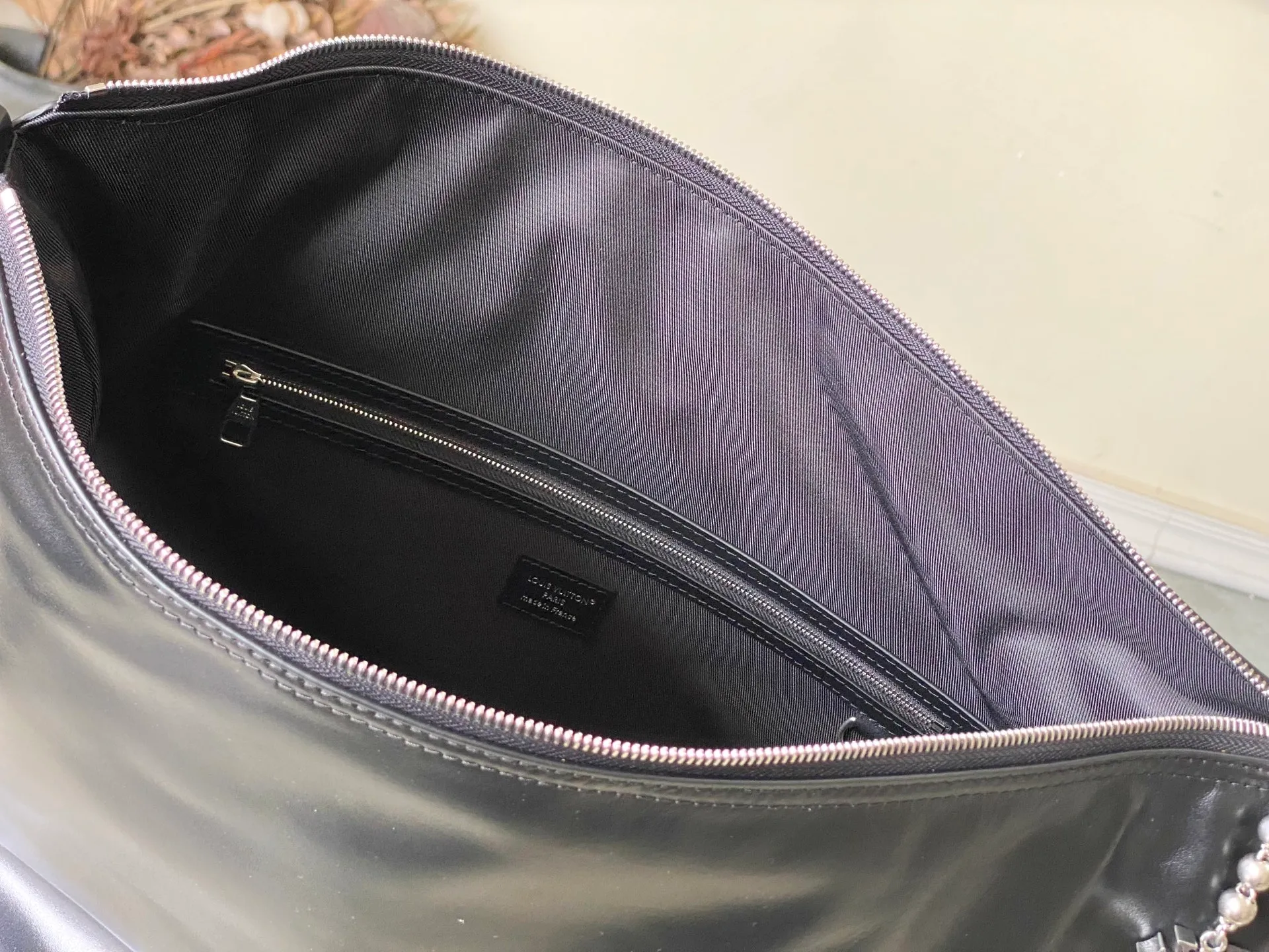 💰1380 (top-grain leather) top original order M13986 This Vagabond Hobo handbag is made of glossy soft cow leather to create an ergonomic and close-fitting silhouette. Whether it is carried cross-body or on the shoulder, it can show its cool style. The metal zipper enables smooth opening and closing, and the bead chain cleverly connects the zipper puller and V letter decoration. Dimensions: 35×12×38 cm