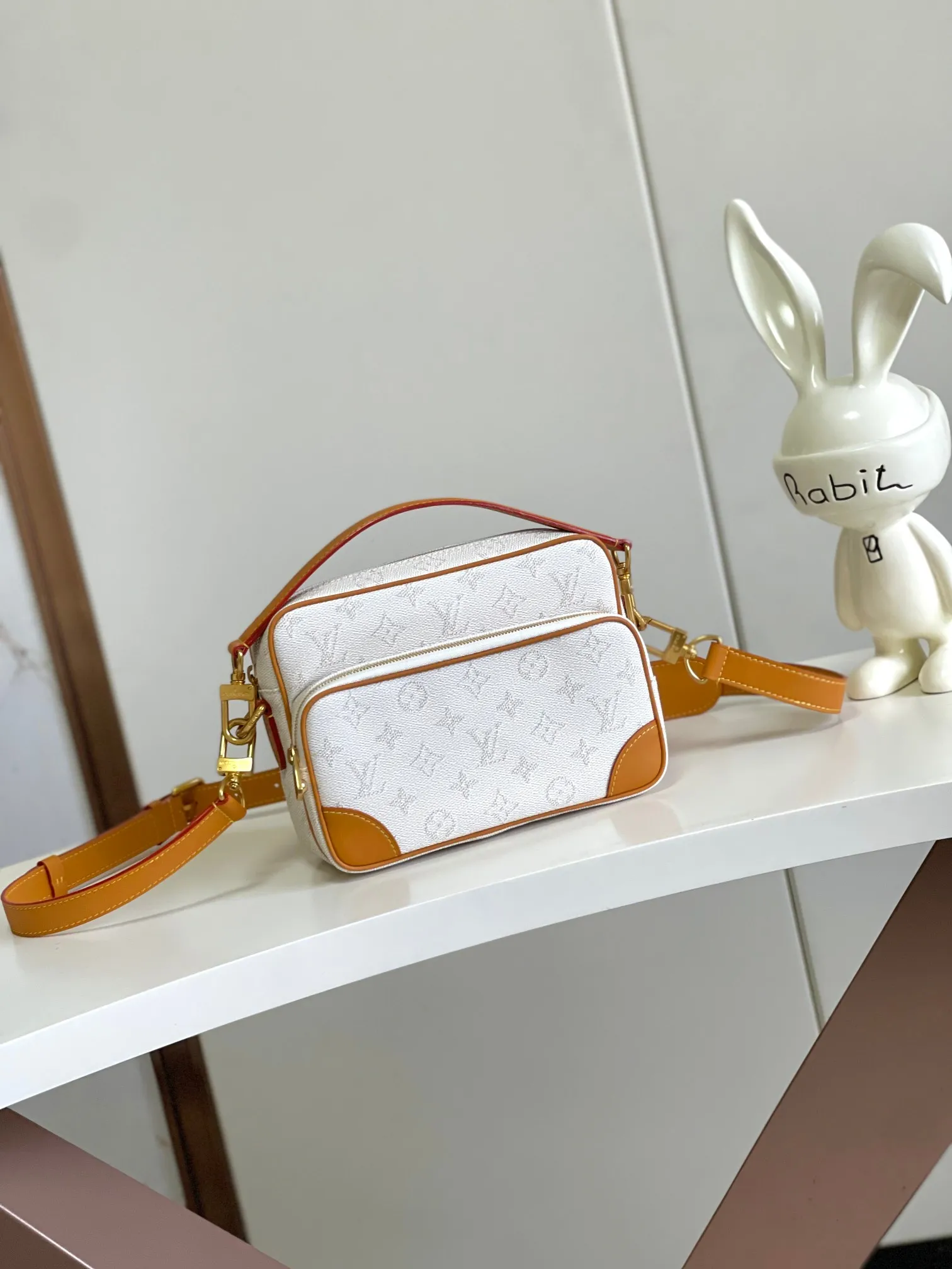 💰1020 Top original single 163 chip M14682. Pharrell Williams reinterprets the Nil bag in Monogram Heritage coated canvas, giving it a retro twist in ocean tones. The compact structure includes a zippered main compartment and zippered front pocket, and the handsome corners harken back to the box-making heritage. The top handle and leather shoulder strap are both detachable, allowing for a variety of carrying options. Dimensions: 17.5 x 11 x 25 cm