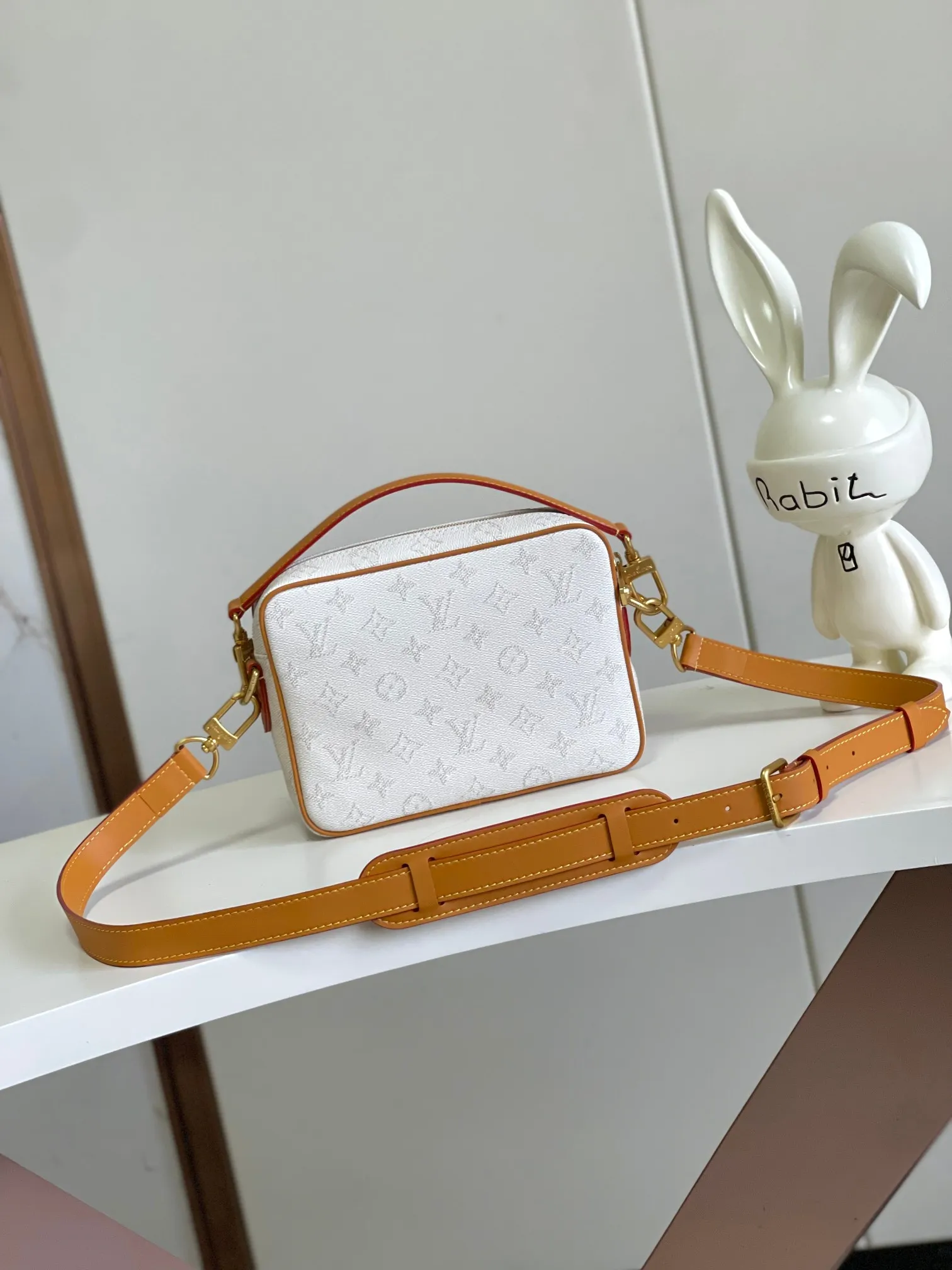 💰1020 Top original single 163 chip M14682. Pharrell Williams reinterprets the Nil bag in Monogram Heritage coated canvas, giving it a retro twist in ocean tones. The compact structure includes a zippered main compartment and zippered front pocket, and the handsome corners harken back to the box-making heritage. The top handle and leather shoulder strap are both detachable, allowing for a variety of carrying options. Dimensions: 17.5 x 11 x 25 cm