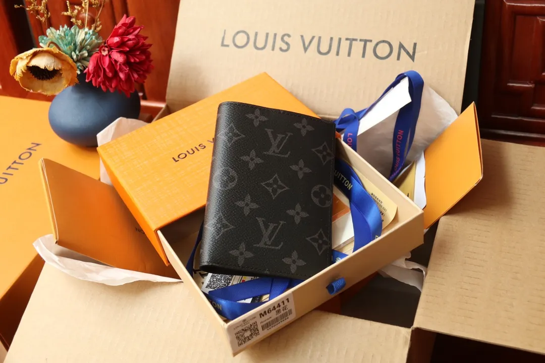 Original order M64501 passport holder 💰240 An excellent companion for fashionable travel. Lined with luxurious grained calfskin and featuring a multi-compartment interior, this is a classic travel accessory. The image of a giraffe carrying a gorgeous Louis Vuitton handbag and making a shopping spree transforms this elegant passport holder into the embodiment of cuteness. 10.0x14.0x2.5cm