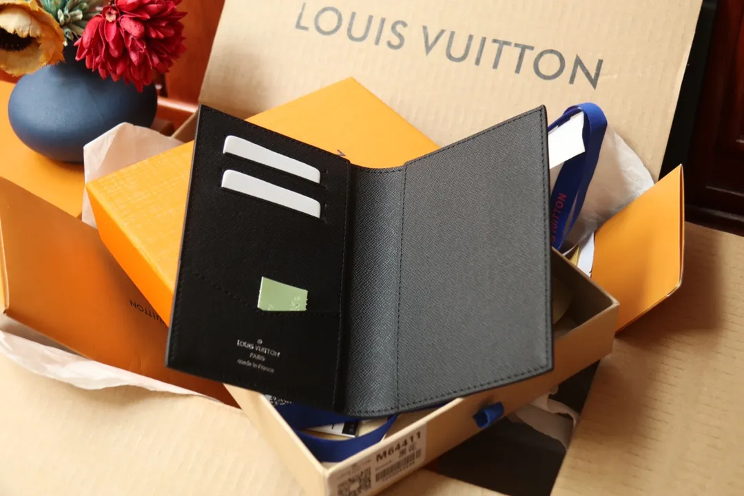 Original order M64501 passport holder 💰240 An excellent companion for fashionable travel. Lined with luxurious grained calfskin and featuring a multi-compartment interior, this is a classic travel accessory. The image of a giraffe carrying a gorgeous Louis Vuitton handbag and making a shopping spree transforms this elegant passport holder into the embodiment of cuteness. 10.0x14.0x2.5cm