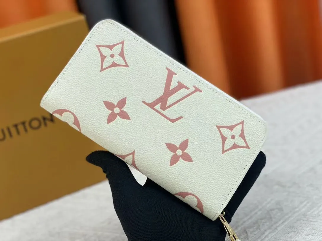 P140💰 Top original version💎 By The Pool series zipper wallet is made of Monogram Empreinte leather, reinterpreting Louis Vuitton's classic zipper wallet, embellished with a low-key gradient Monogram embossed pattern. The 2021 summer collection includes accessories, leather goods and fashion. This special edition wallet is loved for its stylish, practical and all-in-one design. Model: M80402 Size: 19.5*10.5*2.5cm