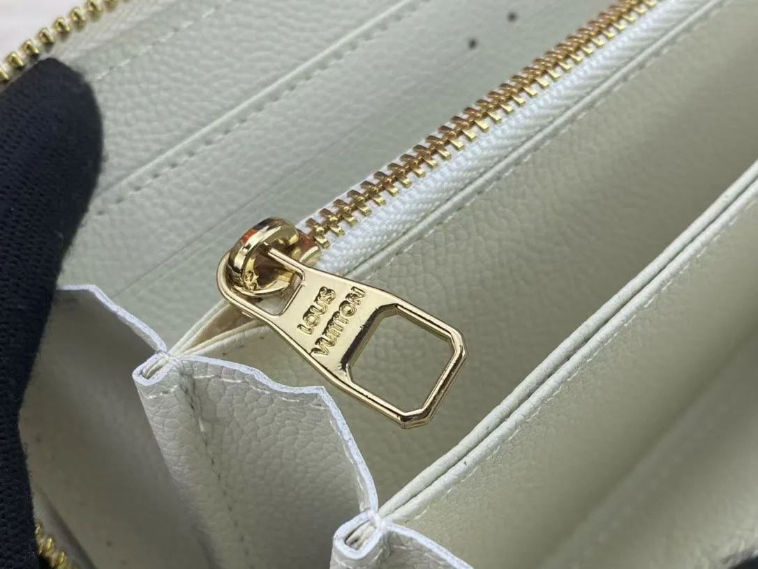 P140💰 Top original version💎 By The Pool series zipper wallet is made of Monogram Empreinte leather, reinterpreting Louis Vuitton's classic zipper wallet, embellished with a low-key gradient Monogram embossed pattern. The 2021 summer collection includes accessories, leather goods and fashion. This special edition wallet is loved for its stylish, practical and all-in-one design. Model: M80402 Size: 19.5*10.5*2.5cm